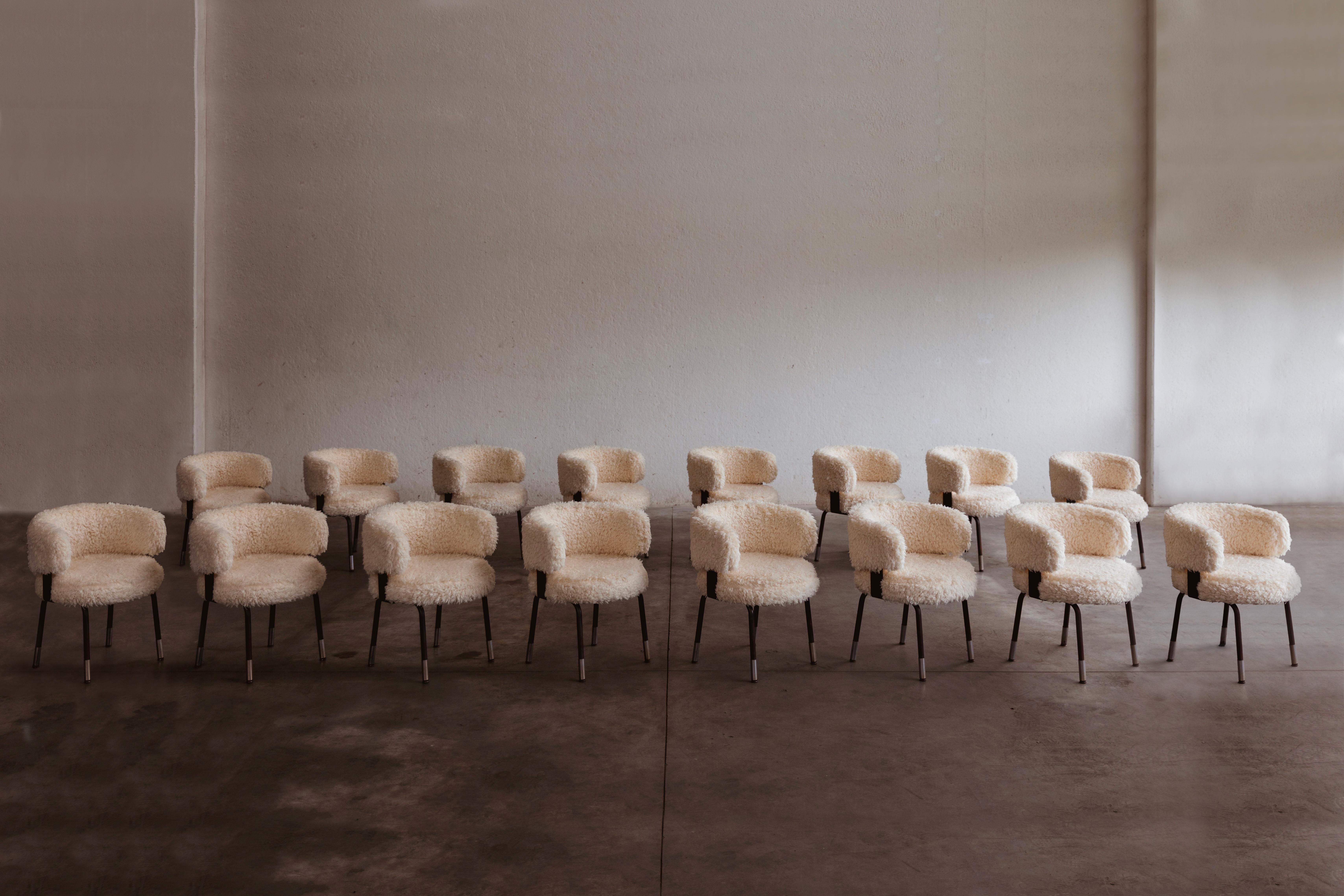 Chaises de salle à manger de Gianni Moscatelli pour Formanova, fausse fourrure et fer, Italie, 1968, ensemble de seize.

Ces chaises sont des objets intemporels conçus par Gianni Moscatelli pour Formanova dans les années 1960. Son design présente