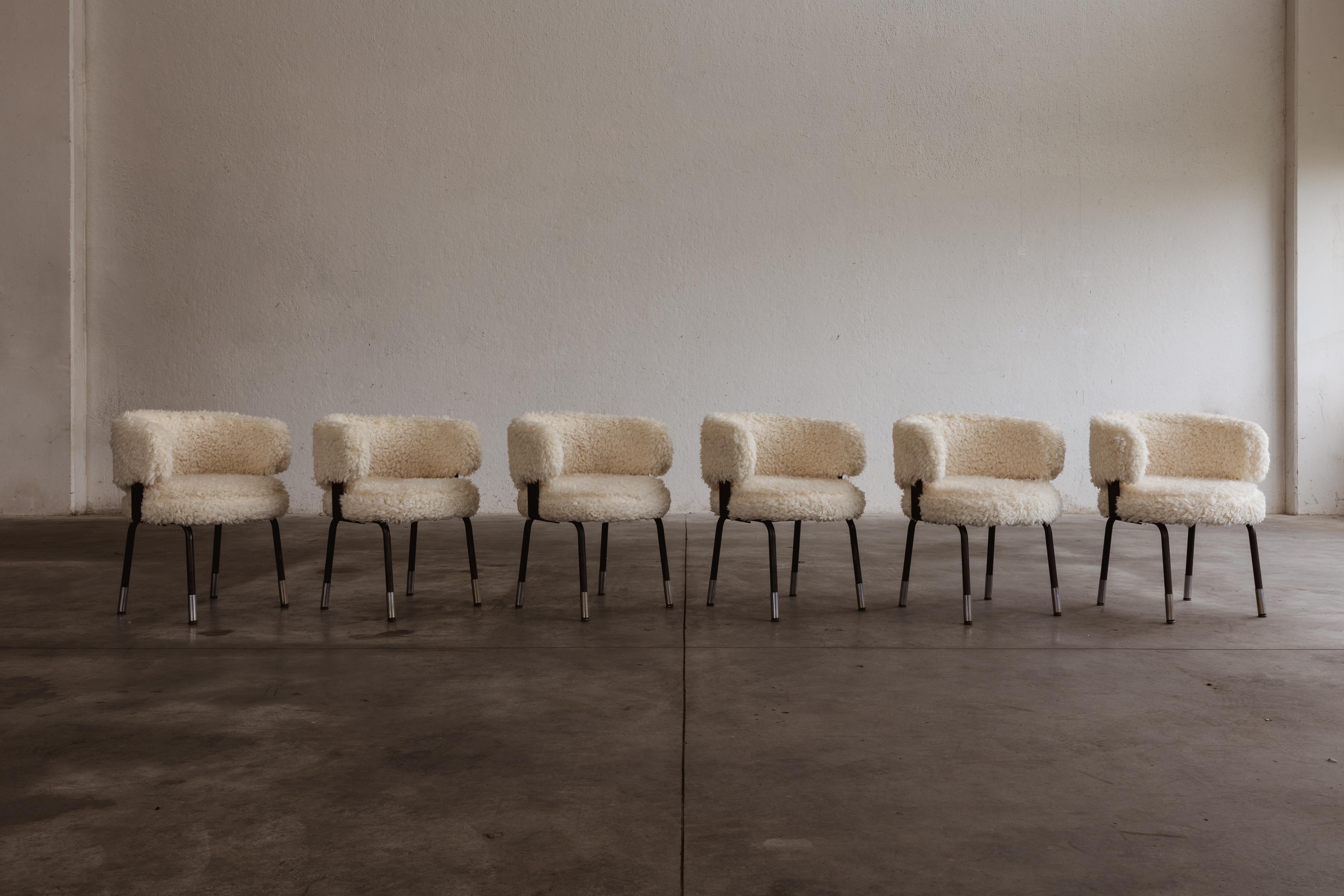 Gianni Moscatelli Esszimmerstühle für Formanova, Kunstfell und Eisen, Italien, 1968, Sechser-Set.

Diese Stühle sind zeitlose Entwürfe von Gianni Moscatelli für Formanova aus den 1960er Jahren. Sein Design zeichnet sich durch klare und funktionale