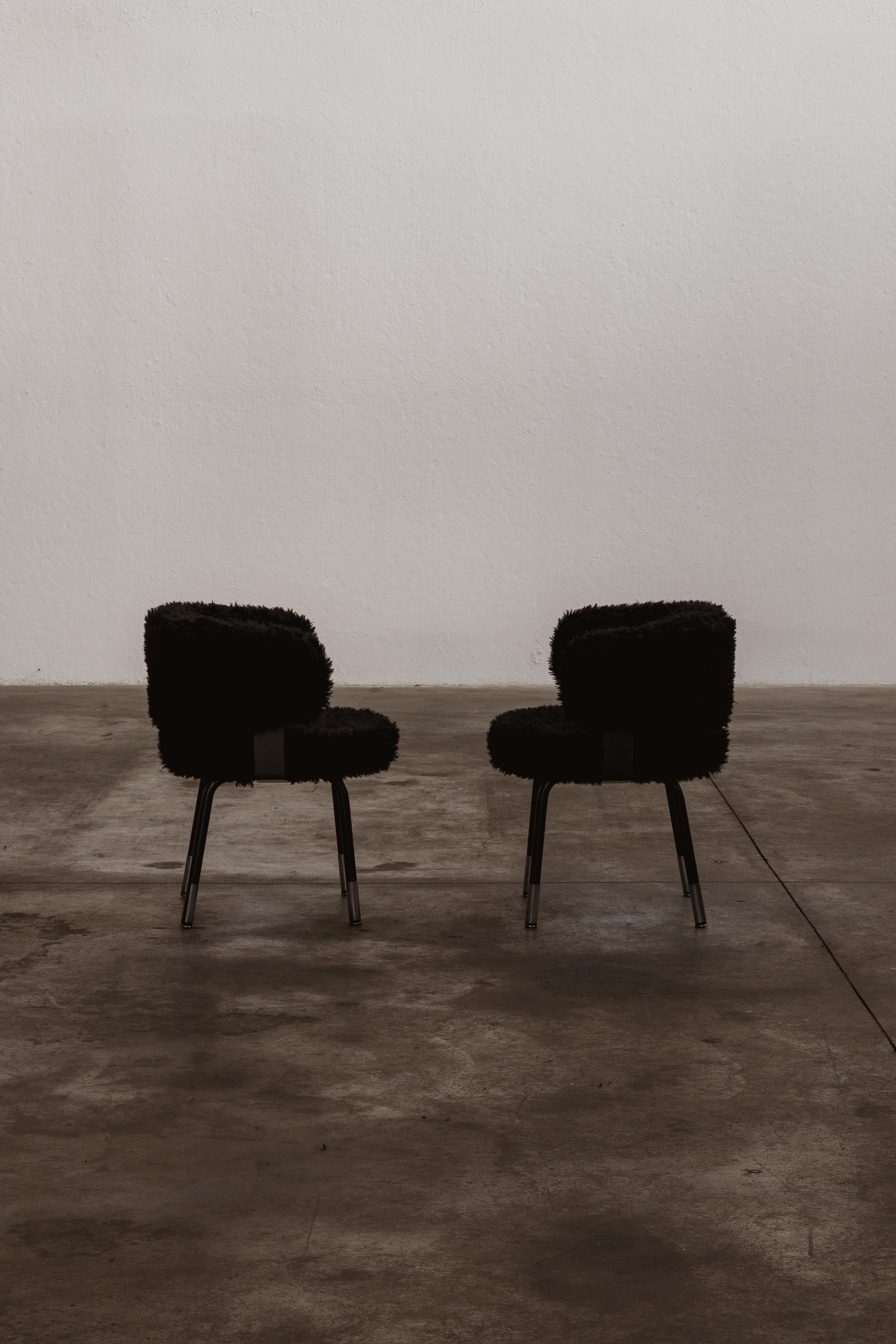 Gianni Moscatelli dining chairs for Formanova, black faux-fur and iron, Italy, 1968, set of two.

These chairs represent timeless items designed by Gianni Moscatelli for Formanova in the 1960s. Its design features pure and functional lines, enhanced