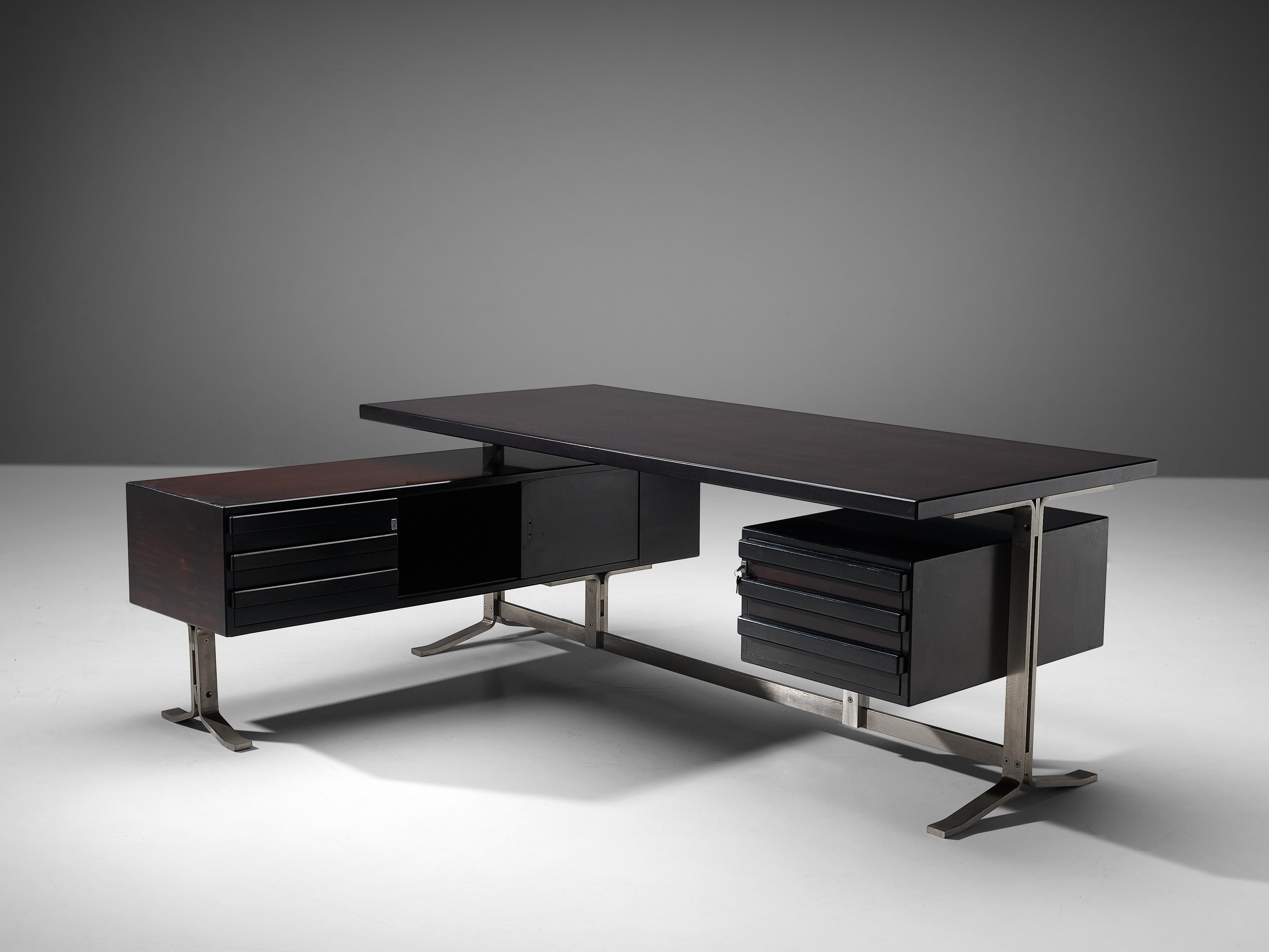 Gianni Moscatelli for Formanova, desk, stained mahogany, metal, Italy, 1960s

Moscatelli designed this functional, free-standing desk in the 1960s for Formanova. The main tabletop features a lockable drawer. A long, lower shelf completes the desk