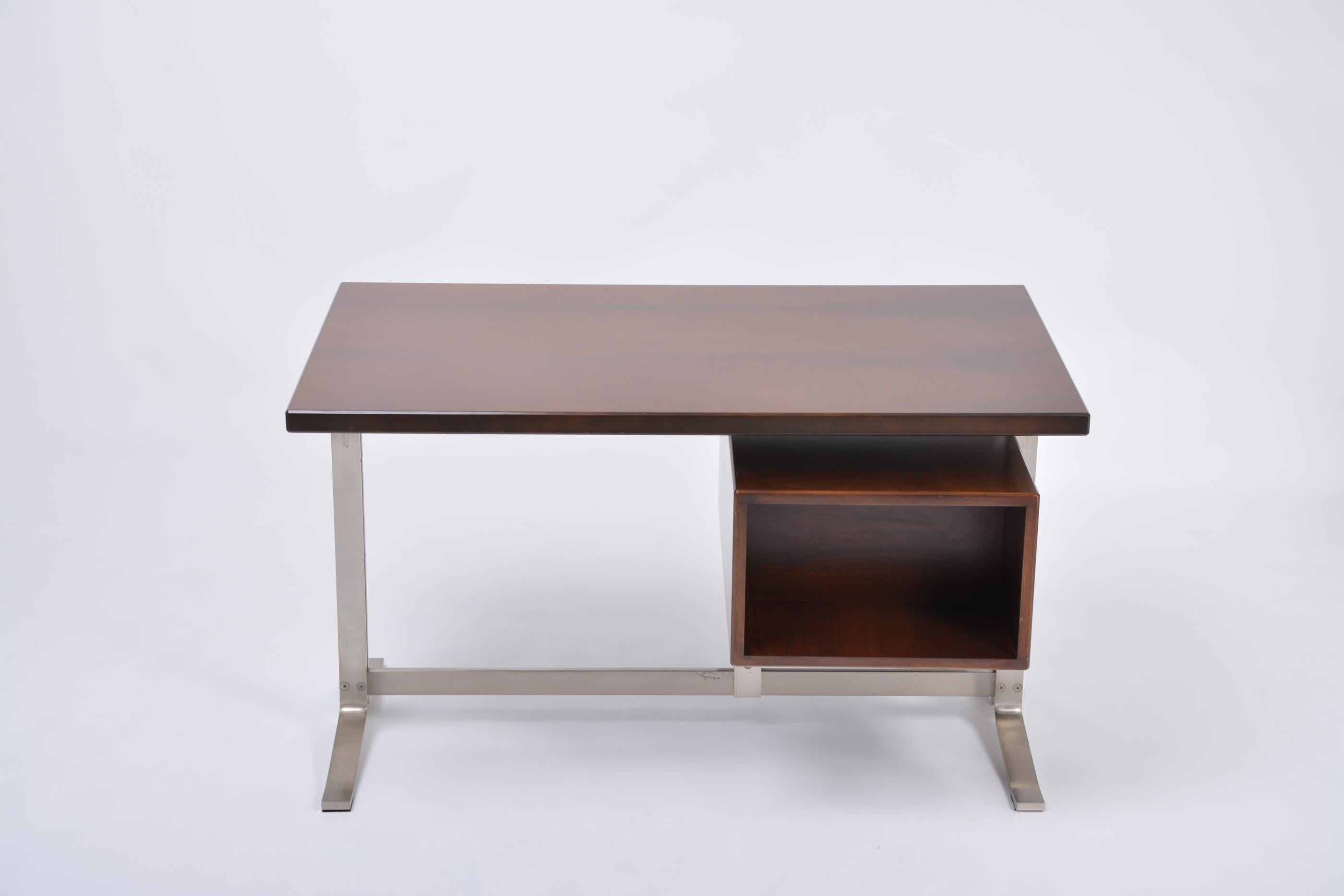 Gianni Moscatelli mahogany writing desk for Formanova

Beautiful writing desk designed by Gianni Moscatelli and produced by Italian company probably by the end of the 1970s. The desk features a top made of mahogany and a very heavy structure made of