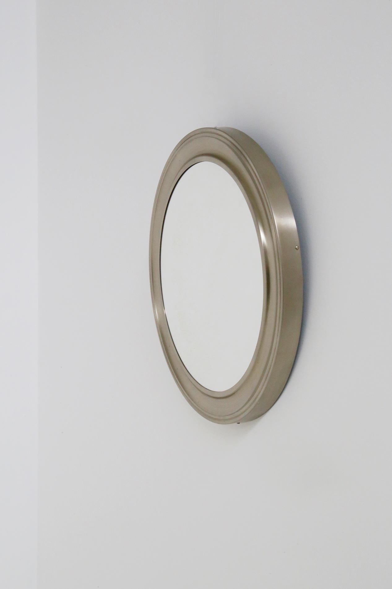 Round wall mirror by Gianni Moscatelli for Formanova in 1970. The mirror is made of silver colored nickel metal. Its metal circumference is in perfect condition. The interior is in mirrored glass. Its very modern material illuminates every kind of