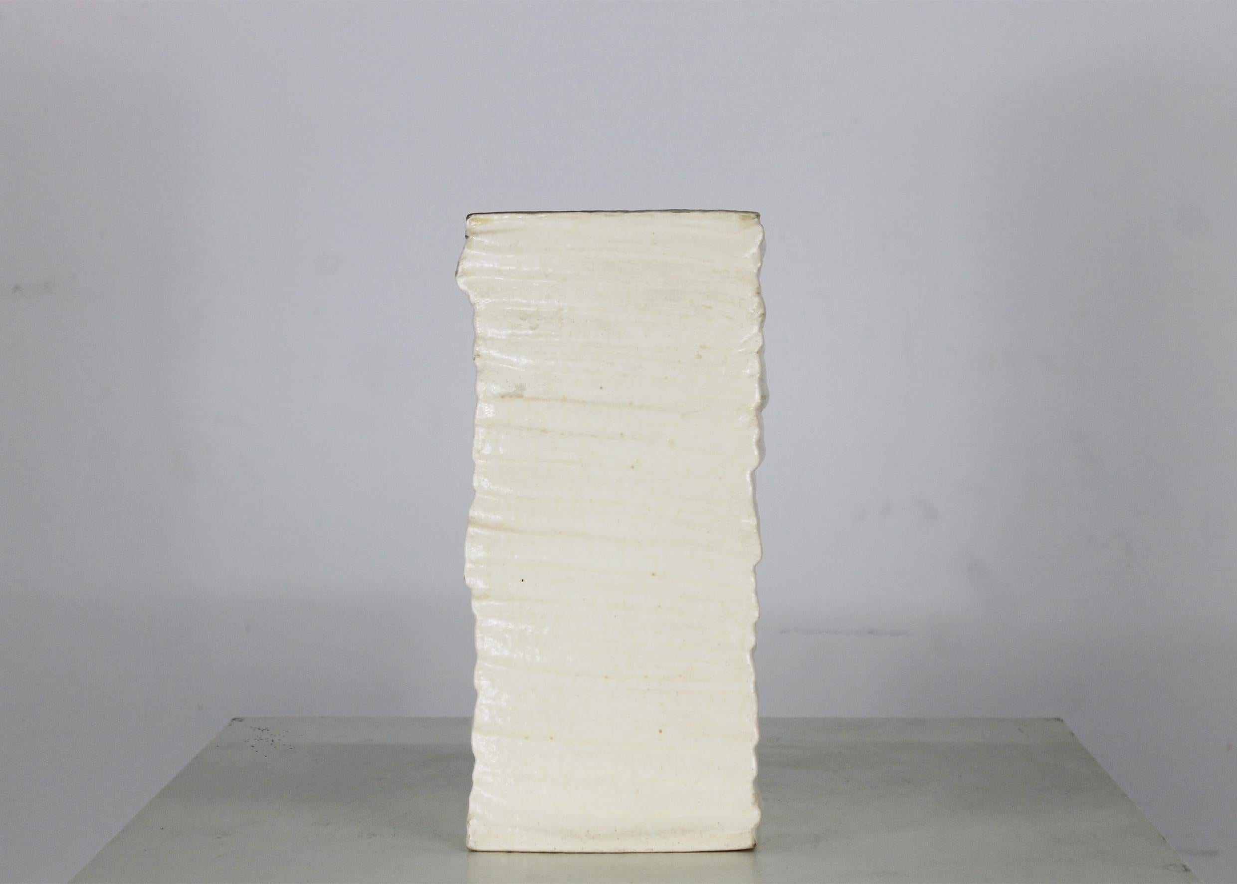 Moderne Vase Mojo de Gianni Osgnach en mousse de polyuréthane laquée 1997 en vente