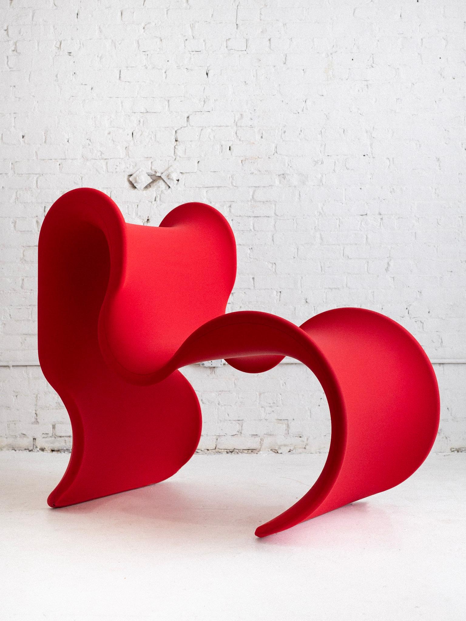 La sedia Fiocco, progettata nel 1970 da Gianni Pareschi per il gruppo di design d'avanguardia Archizoom Associati e prodotta da Busnelli, è un esempio lampante del design radicale italiano dell'epoca. La forma della sedia è fluida e scultorea,
