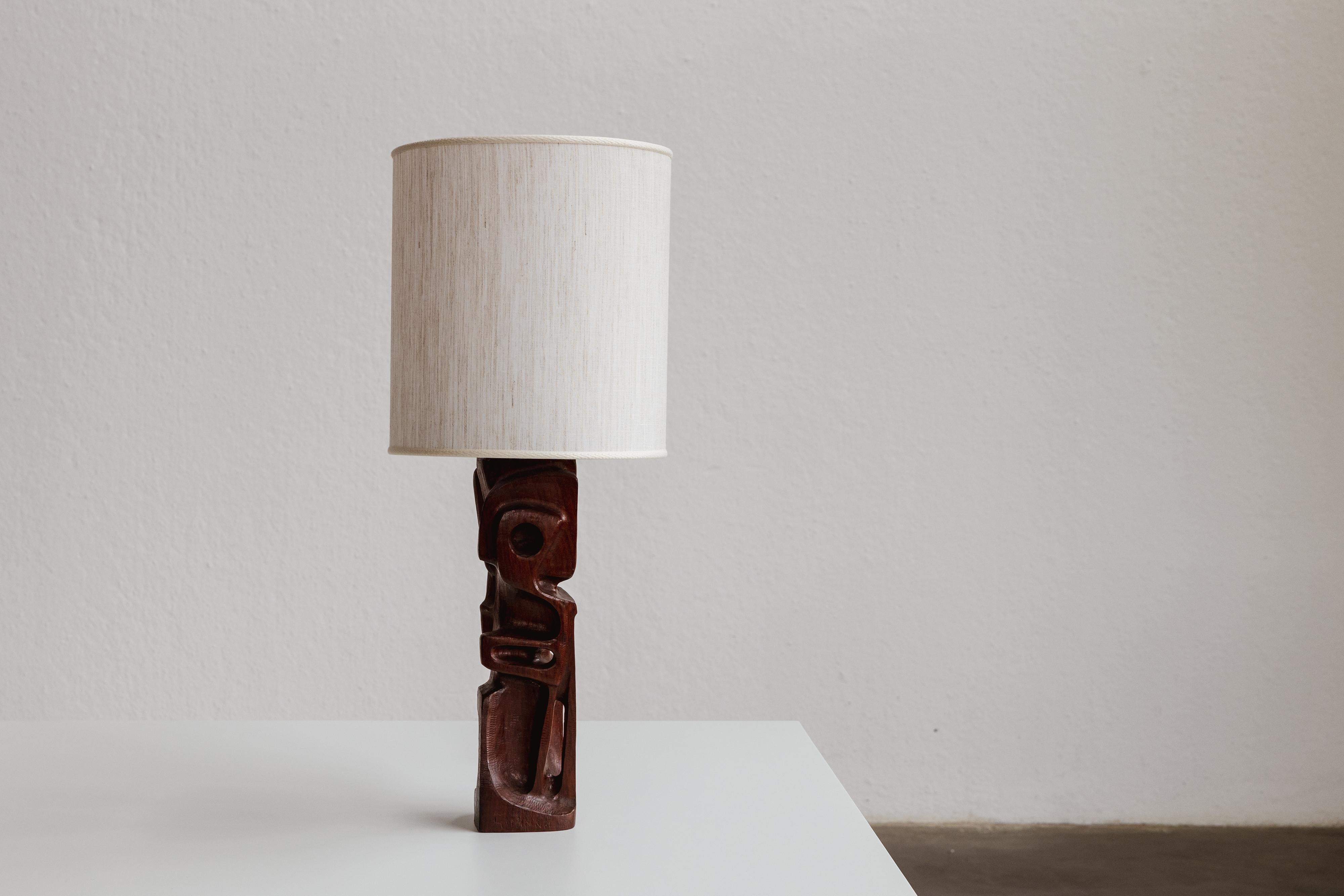 Gianni Pinna Lámparas de mesa escultóricas, Madera tallada y tela, Italia, 1970

Las raras lámparas de mesa de los años 70 de Gianni Pinna, talladas en madera de Padouk, se inspiran claramente en las formas abstractas y estilizadas del arte Makonde