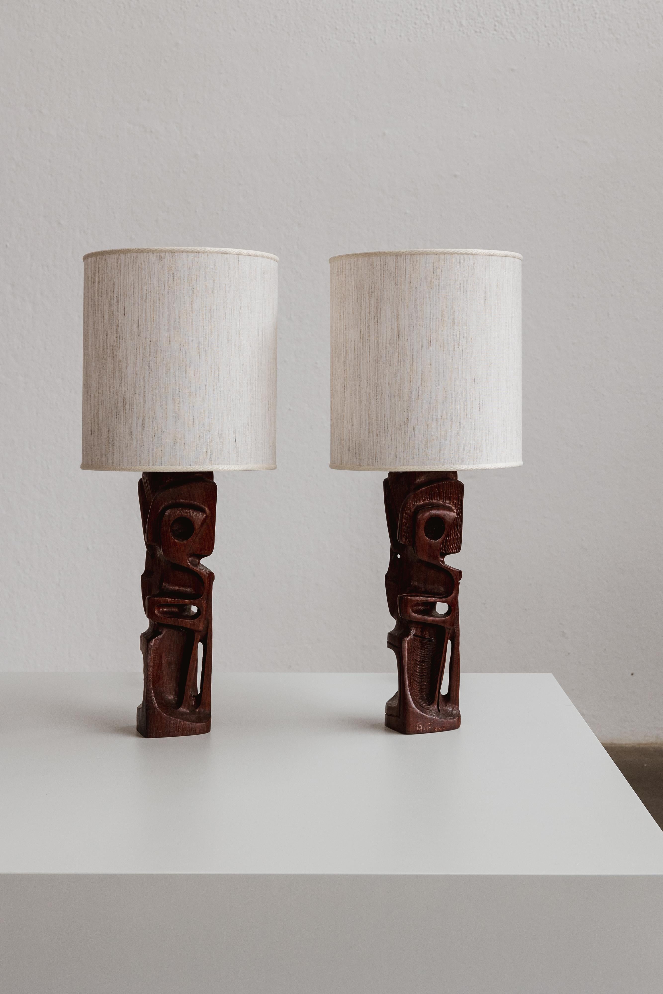 Gianni Pinna Skulpturale Tischlampen, geschnitztes Holz und Stoff, Italien, 1970, Satz von zwei

Die seltenen, aus Padouk-Holz geschnitzten Tischlampen von Gianni Pinna aus den 1970er Jahren sind eindeutig von den abstrakten und stilisierten Formen