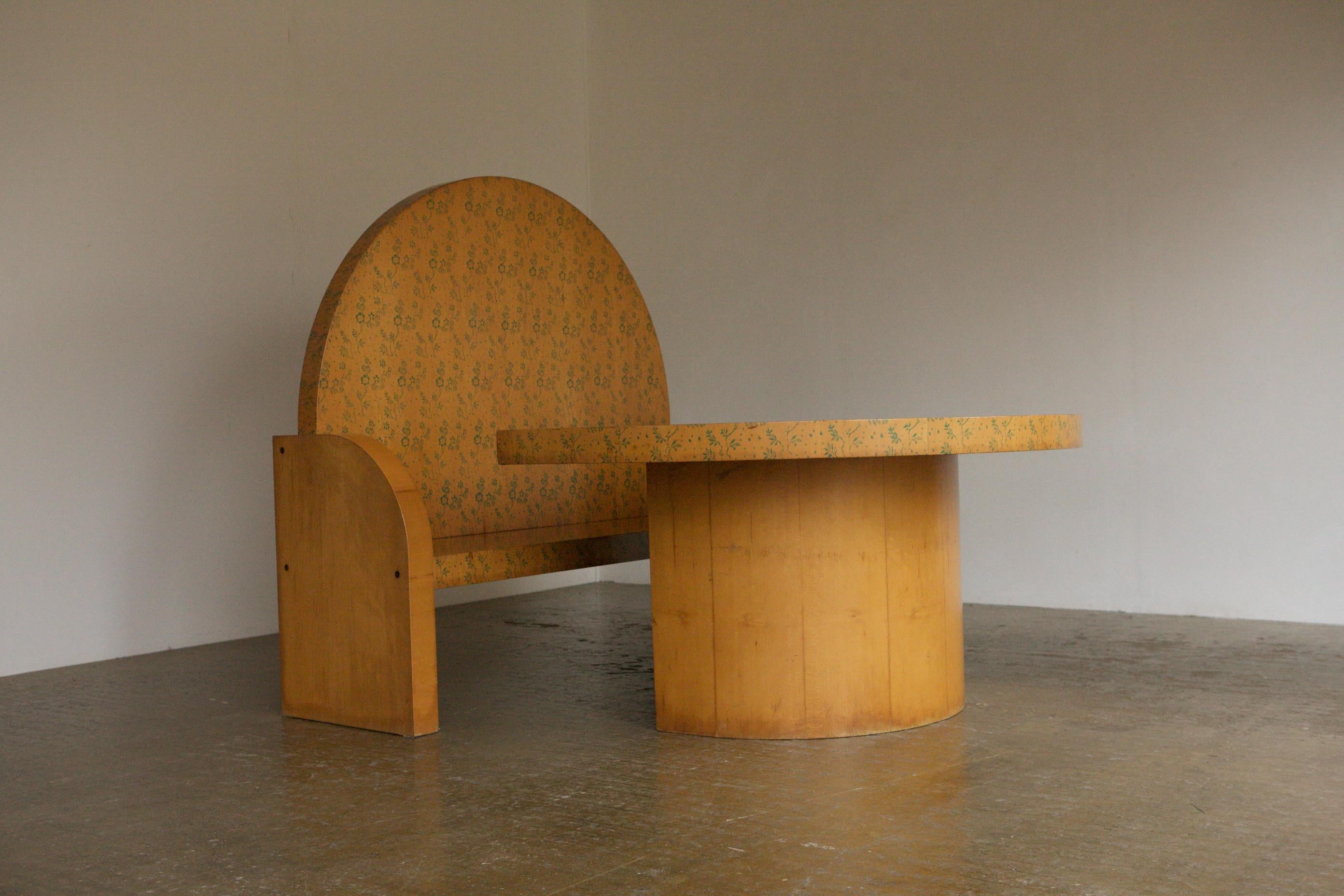 Une superbe pièce du design des années 1970 de la légende italienne Gianni Ruffi. Cet ensemble table et banc a un concept très astucieux. Tout a été exagéré, de l'épaisseur du contreplaqué de hêtre au dossier haut du banc, en passant par le motif