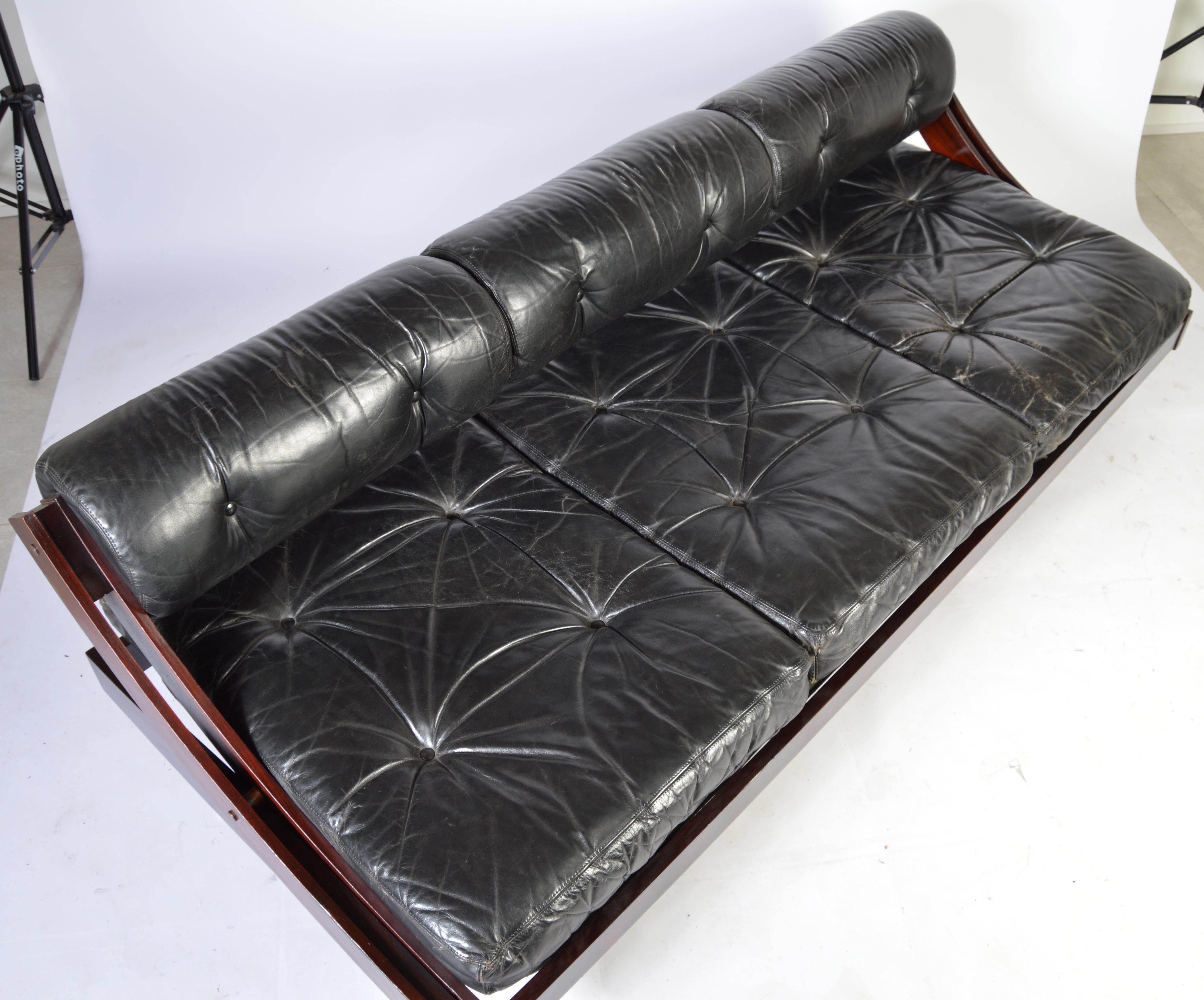 A beautiful midcentury Italian design by Gianni Sormani and produced by Sormani. This daybed features an adjustable backrest leaving a flat bed surface or locked into the upright position for the sofa version. Extremely comfortable Italian leather