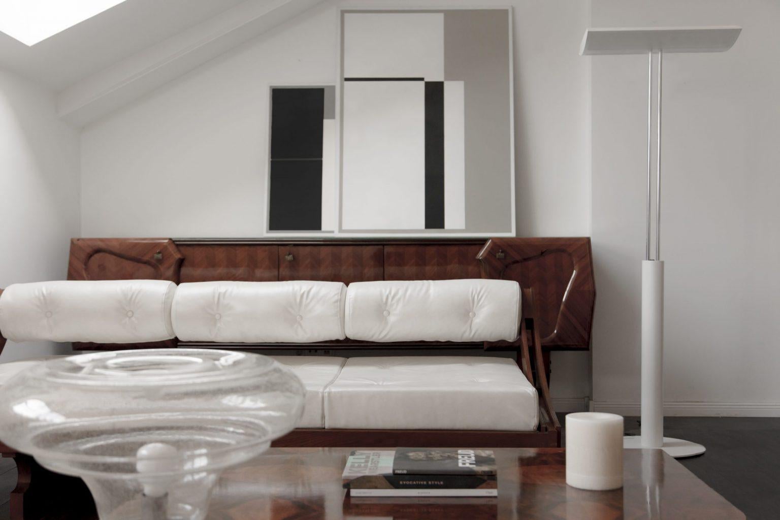 Gianni Songia is an Italian furniture designer and manufacturer known for producing high-quality modern and contemporary furniture pieces.

This minimalist daybed has been reupholstered in new luxurious off-white leather, giving it a clean and