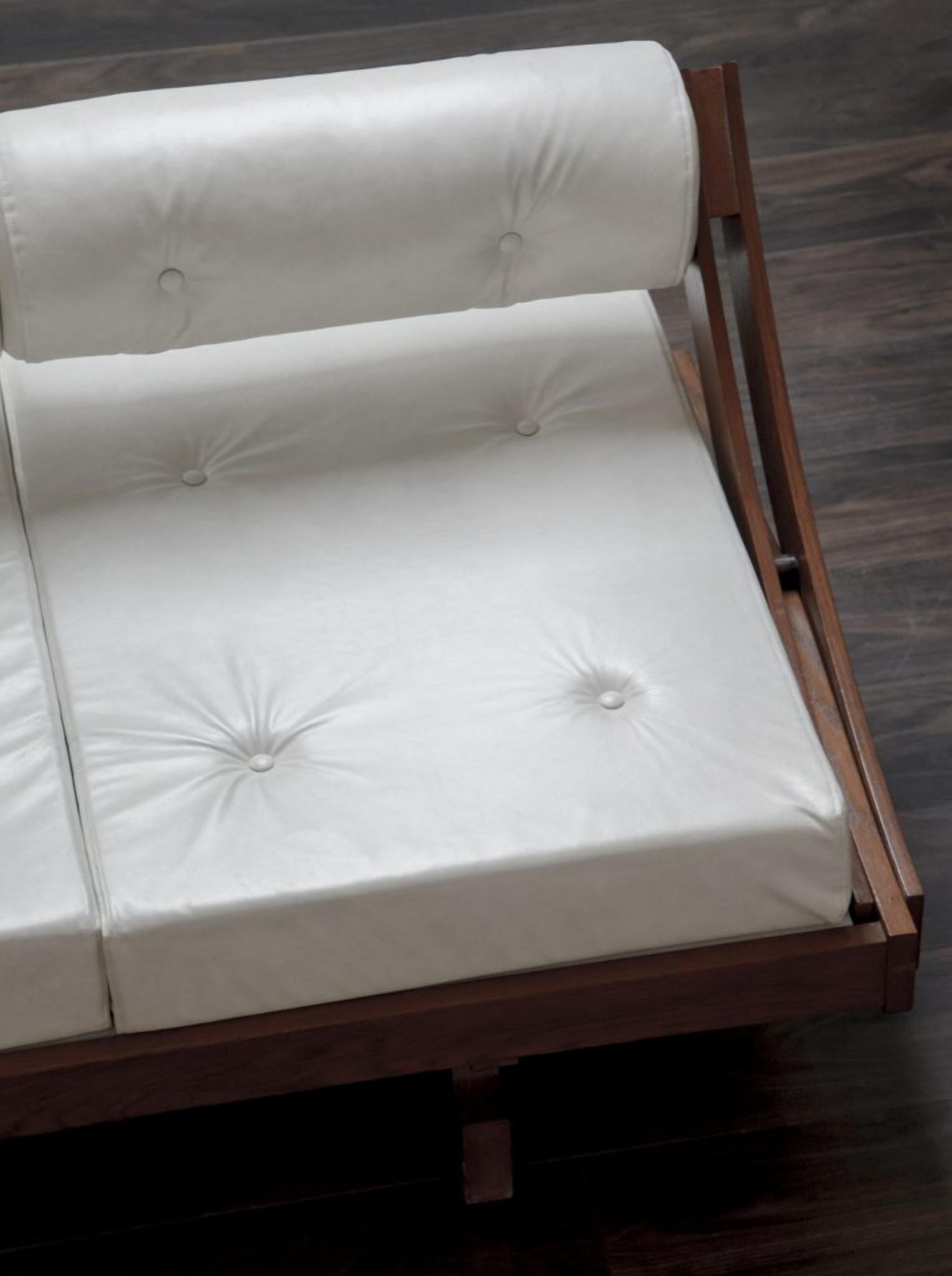 Gianni Songia off White Leather Daybed by Luigi Sormani, Italy, 1970s 1