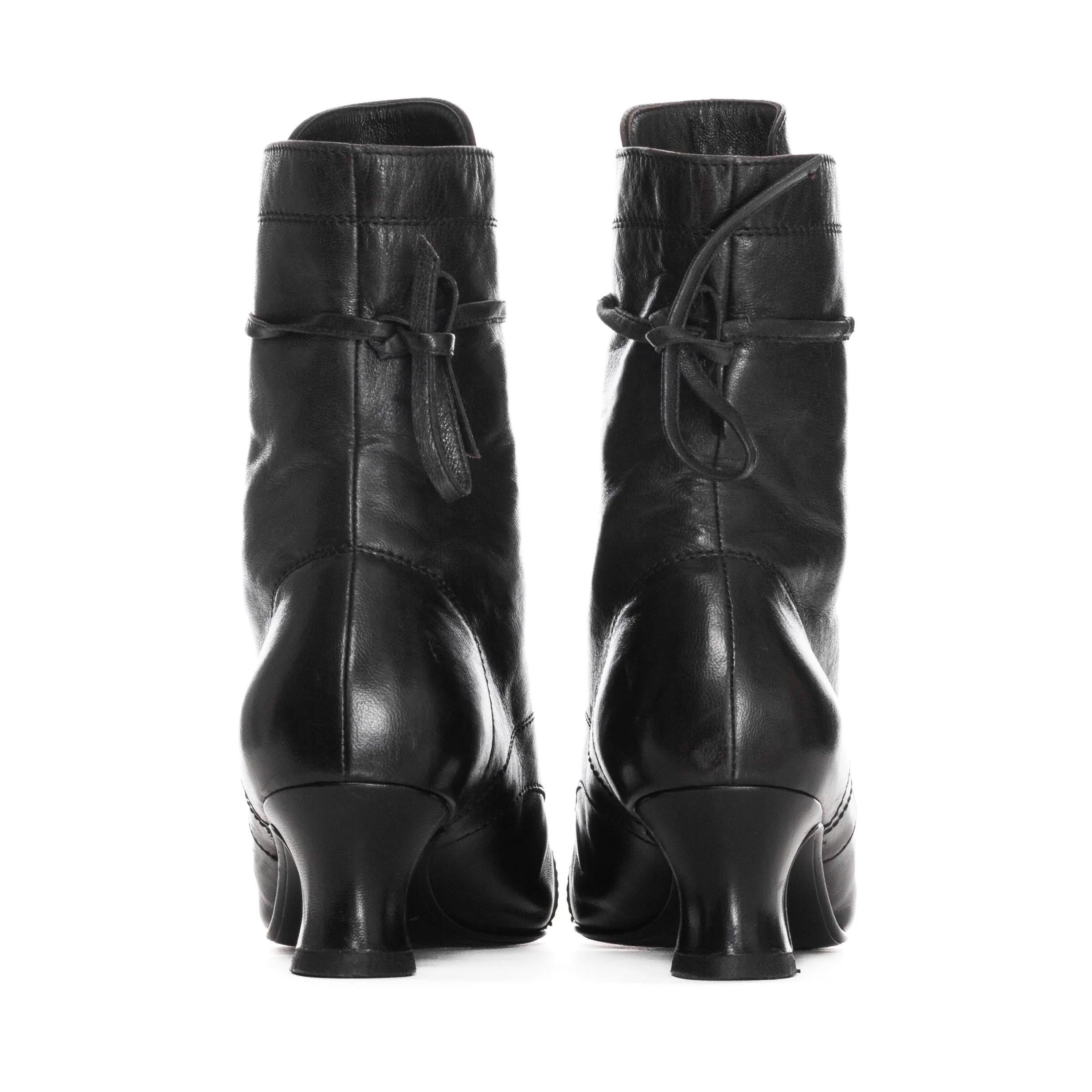 Women's Gianni Versace 1980s Black Leather Gold-Tone Medusa Pointed Ankle Boots For Sale