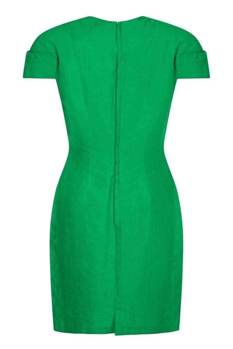 This stylish Gianni Versace 1980s dress is of excellent quality and in pristine condition. The linen fabric is a vivacious shade of emerald green and tailored to perfection to present a silhouette of classic city chic. There is no waistband as the