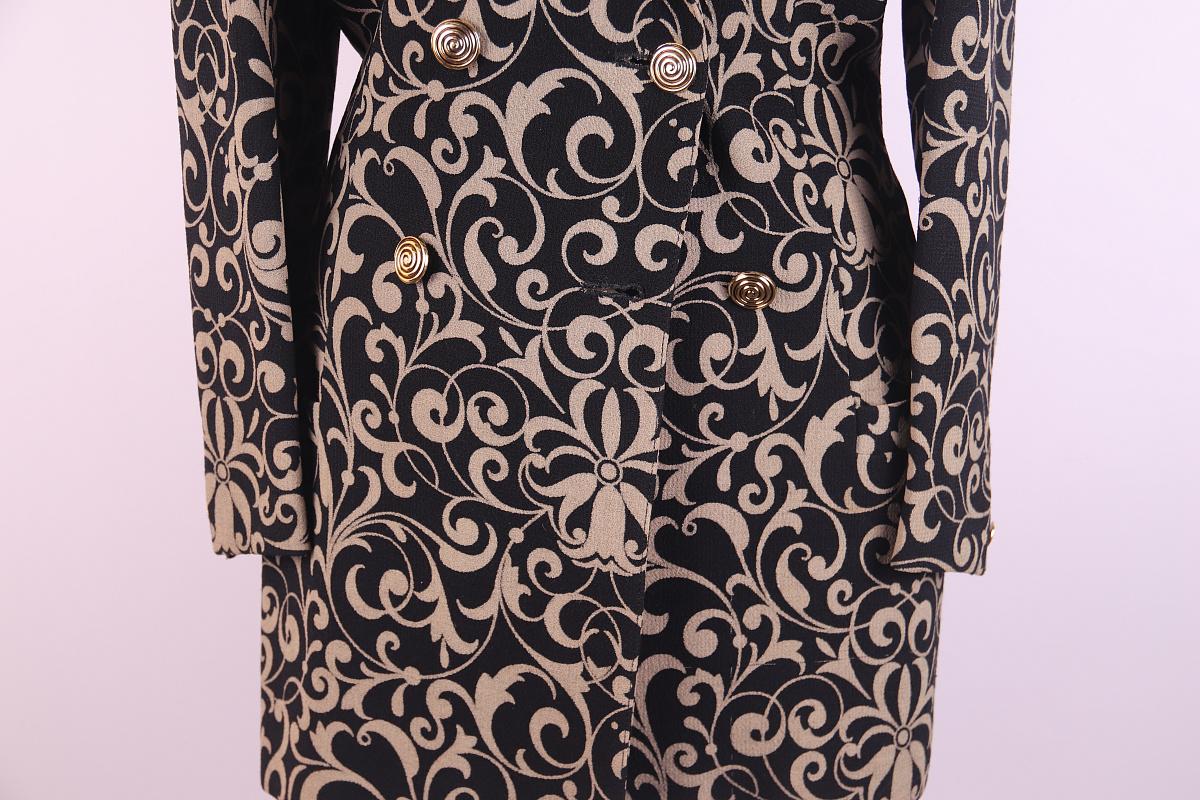 Gianni Versace 1988 wool jacket
size ~XS-S
mannequin 84.5 cm x 62 cm x 91 cm
mannequin 33.35 in x 24.49 in x 35.79 in