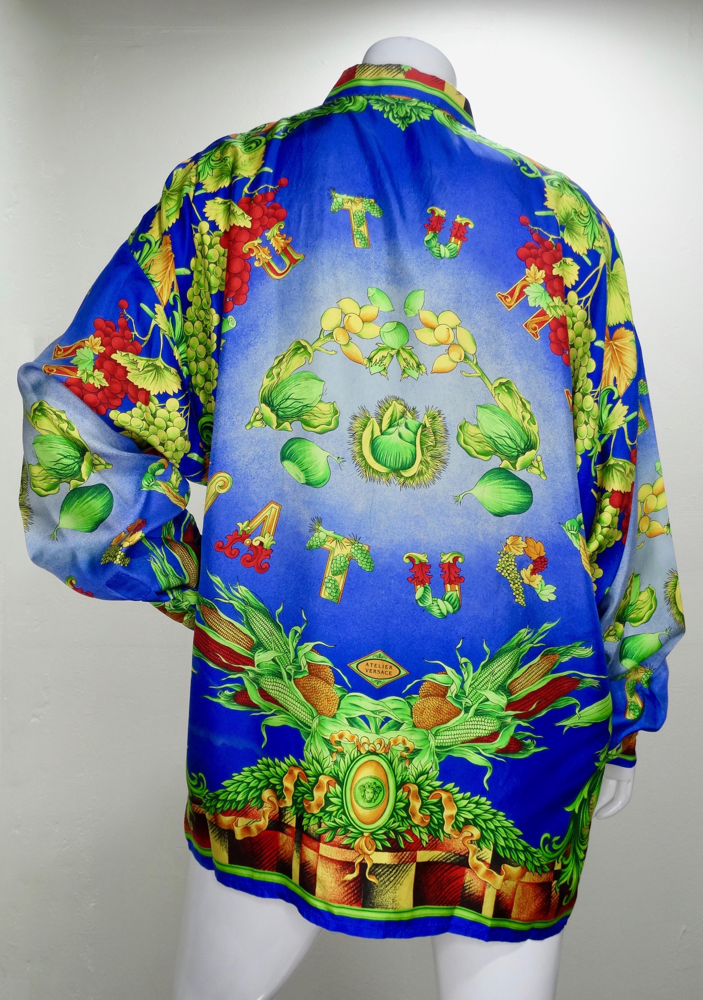 Sortez une pièce des archives de Versace ! Datant des années 1990, cette chemise boutonnée en soie bleu électrique présente un motif inspiré de la 