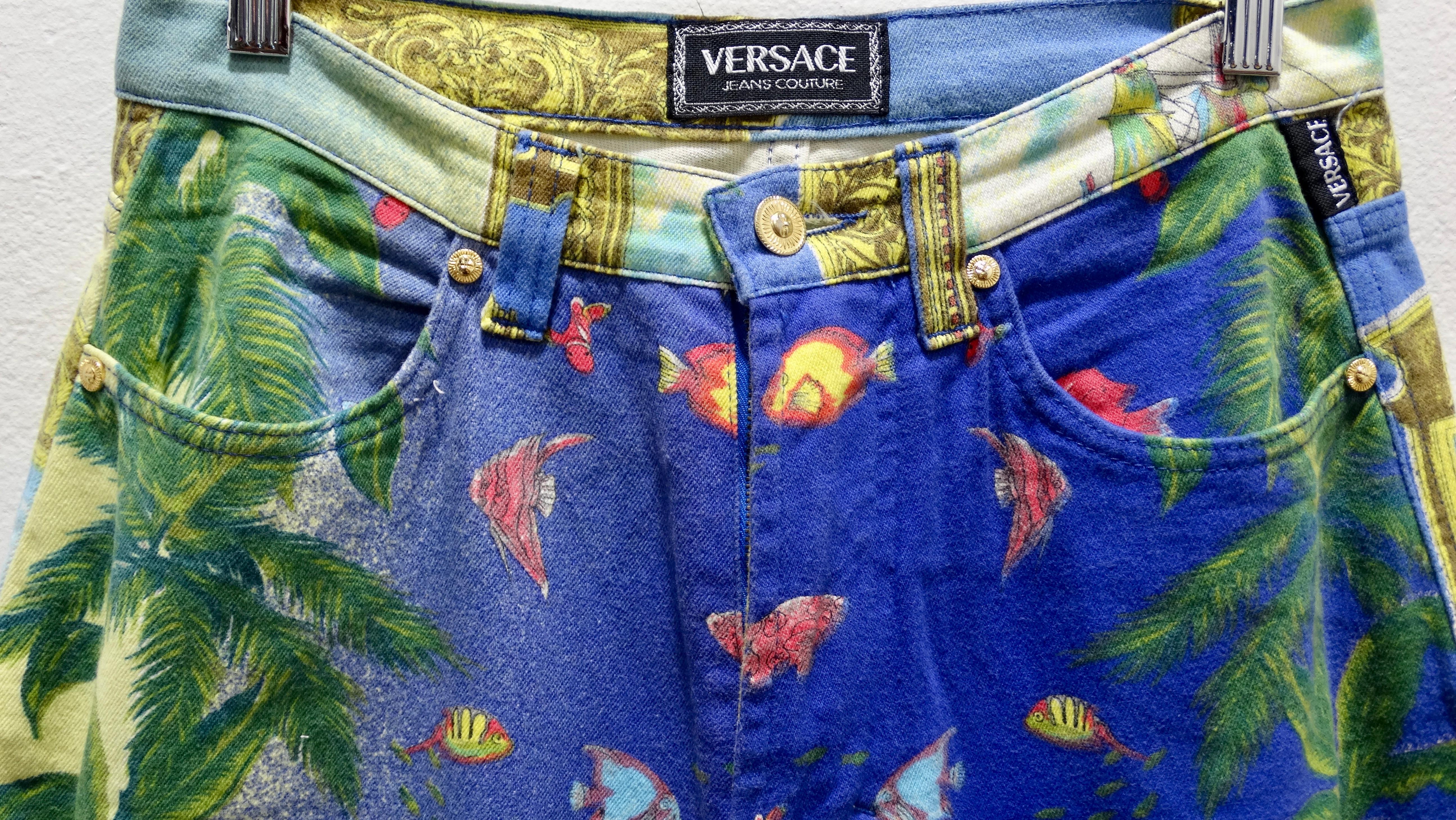 Gianni Versace Jeans mit Ozeandruck (Blau) im Angebot