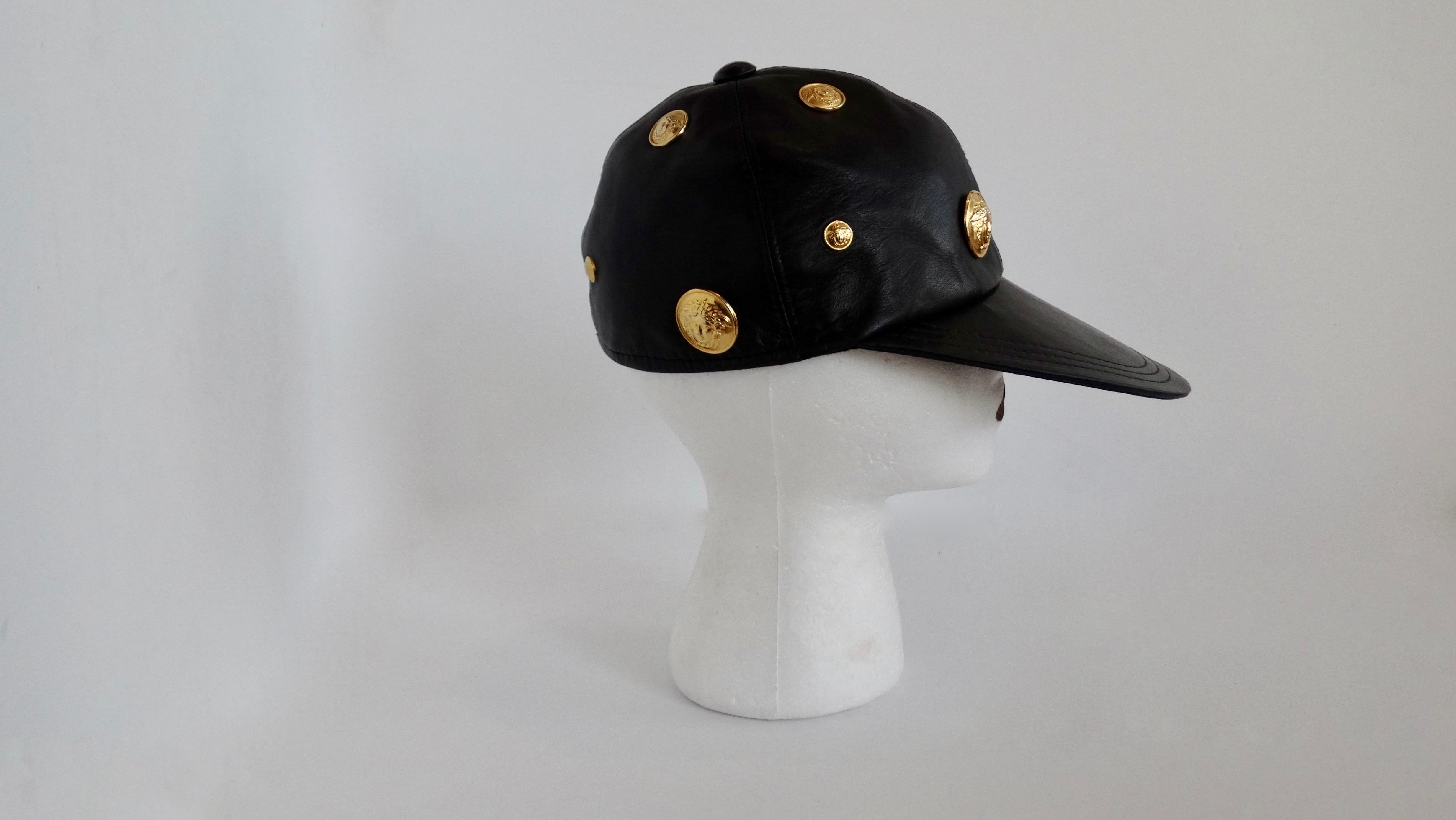Noir Chapeau Medusa en cuir noir des années 1990 de Gianni Versace en vente