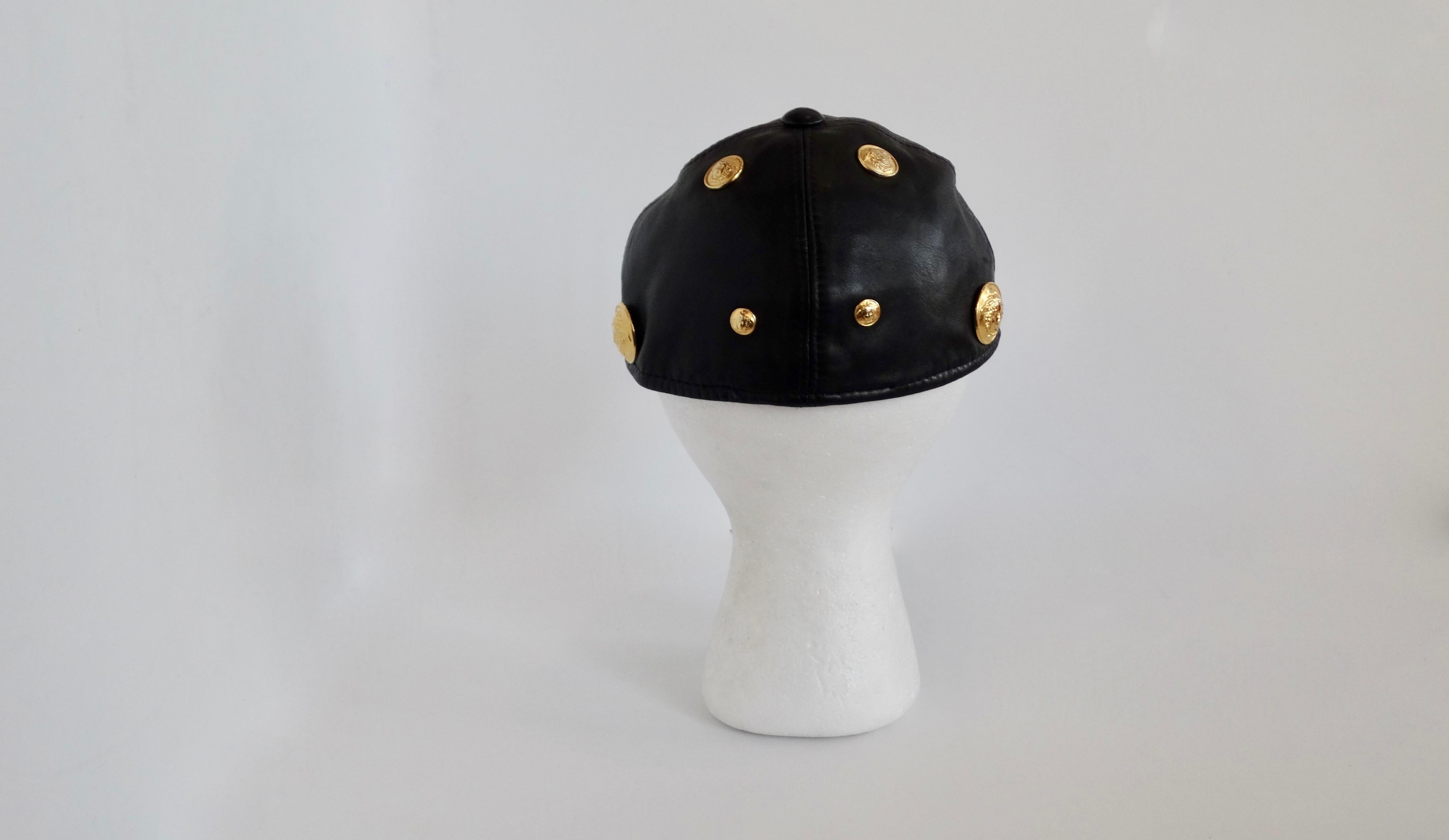 Gianni Versace 1990er Jahre Schwarzer Medusa-Hut aus Leder für Damen oder Herren im Angebot