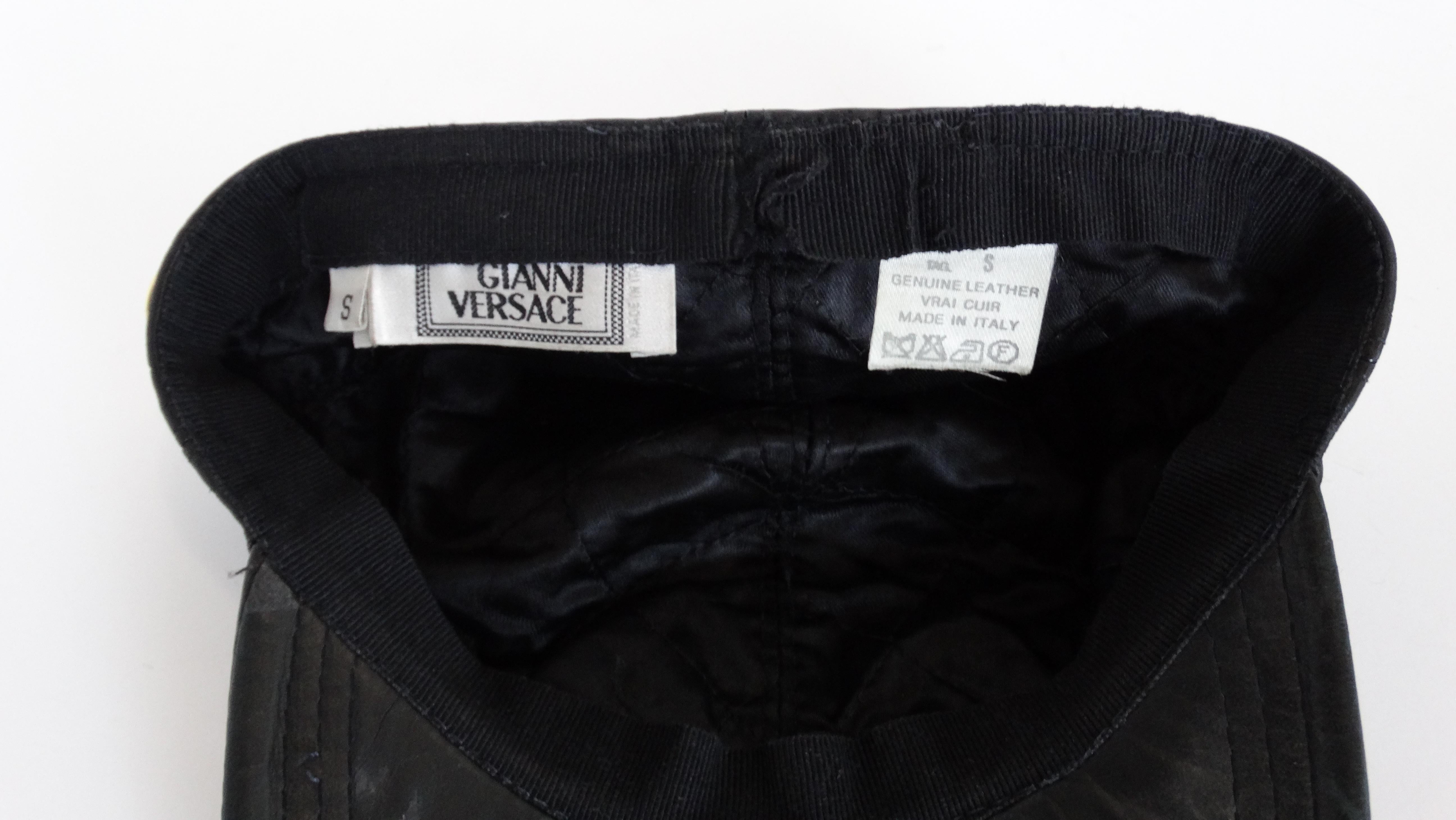 Gianni Versace 1990er Jahre Schwarzer Medusa-Hut aus Leder im Angebot 1