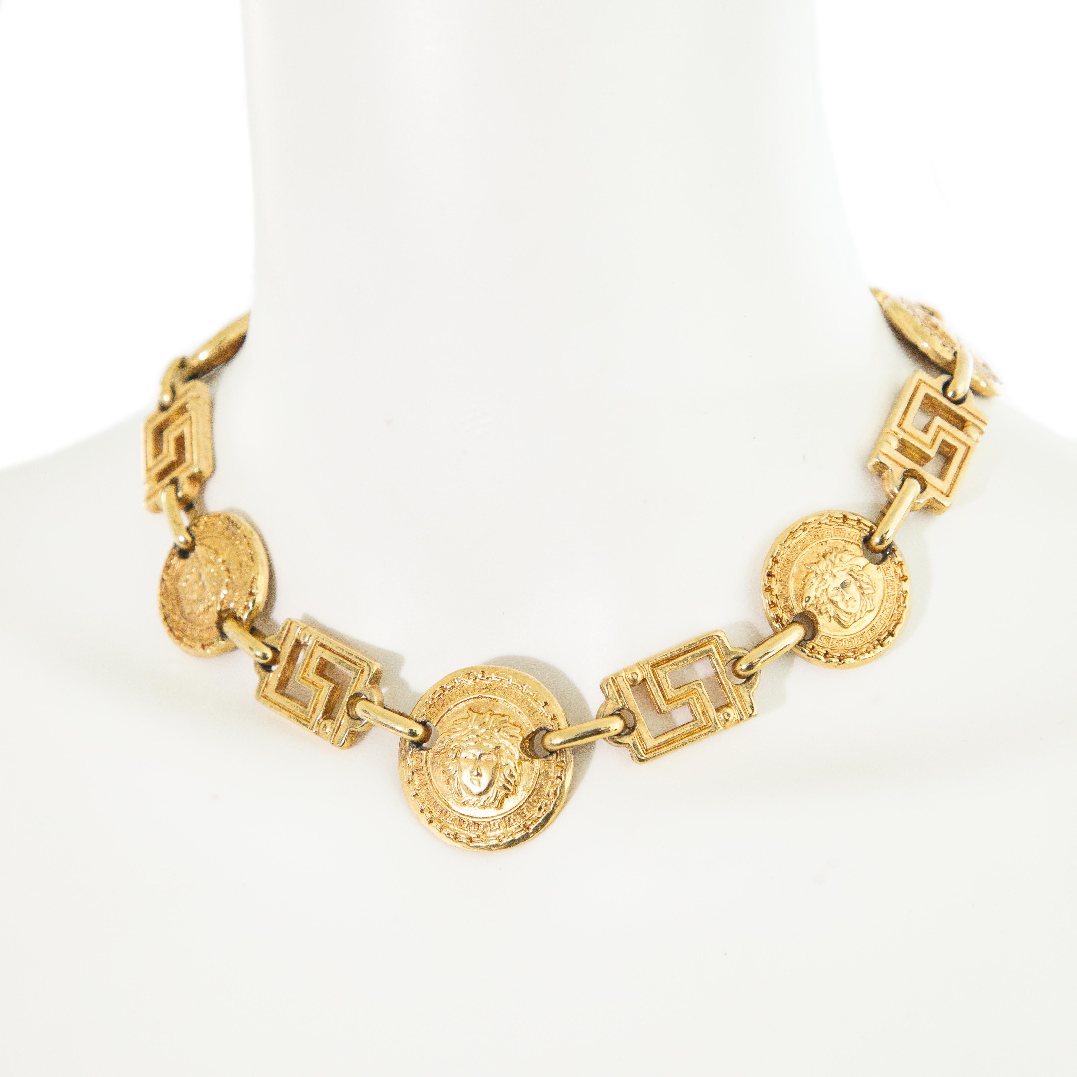 Ruder Than The Rest presenta un collar de Medusa de oro de la época de los 90 de Gianni Versace.

Llave griega de la firma y diseño de moneda de Medusa.

Chapado en oro grueso.

Fabricado en Italia.

Vintage, circa 1992.

Autenticidad
