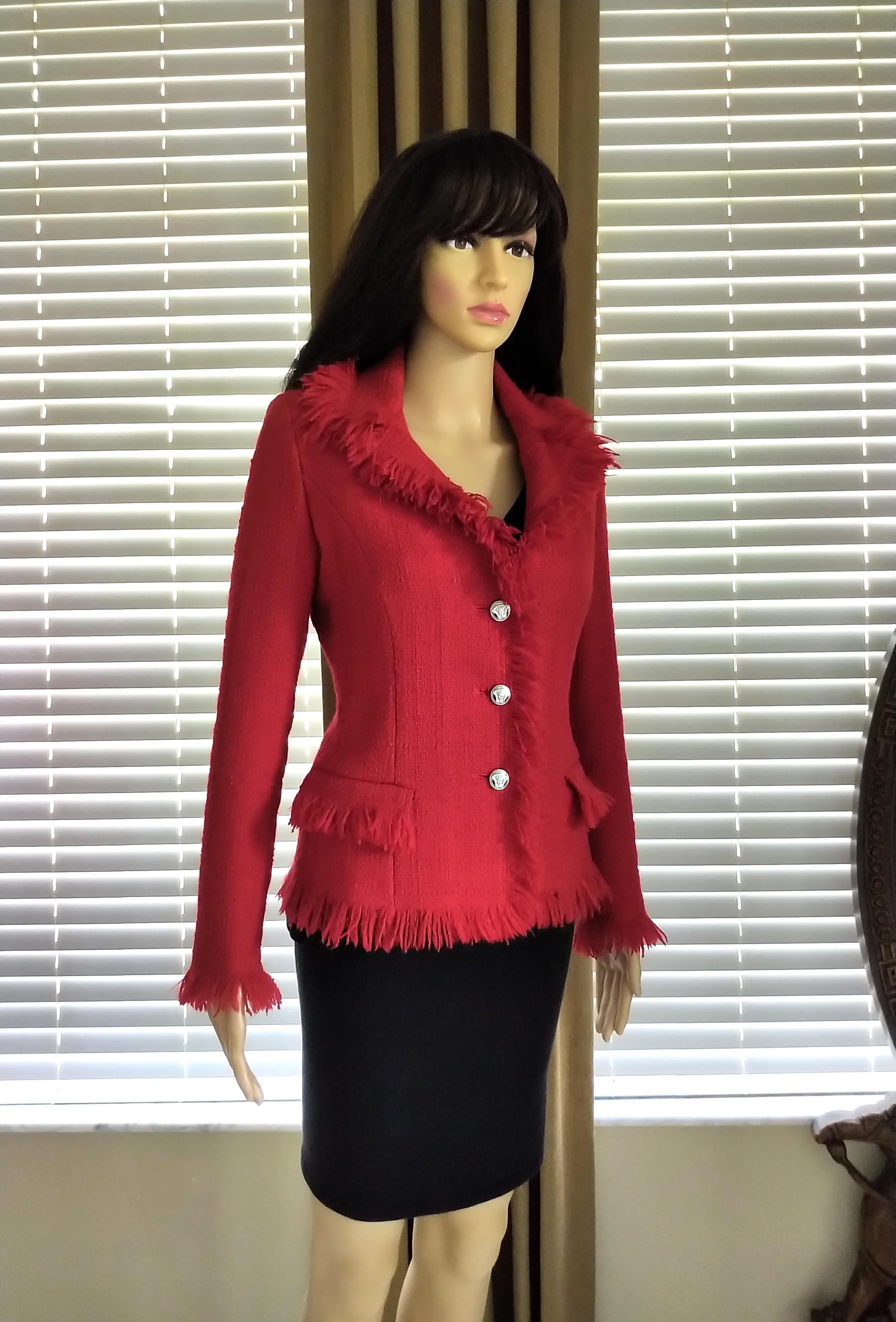 Gianni Versace 1990's Medusa Lipstick Red Tweed Fringe Fitted Jacket IT 38/ 2 4 For Sale 4