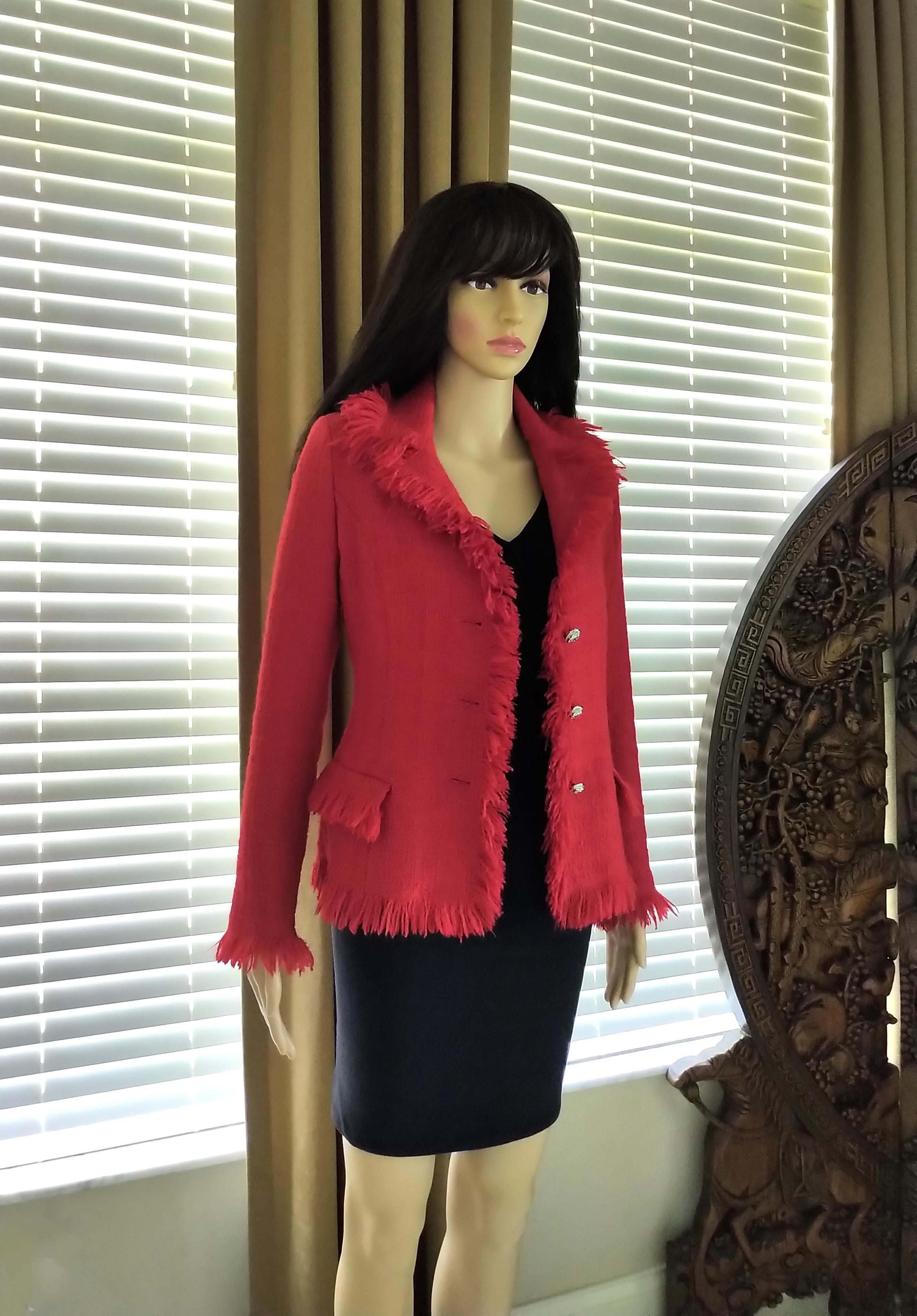 Gianni Versace 1990's Medusa Lipstick Red Tweed Fringe Fitted Jacket IT 38/ 2 4 In Excellent Condition For Sale In Ormond Beach, FL