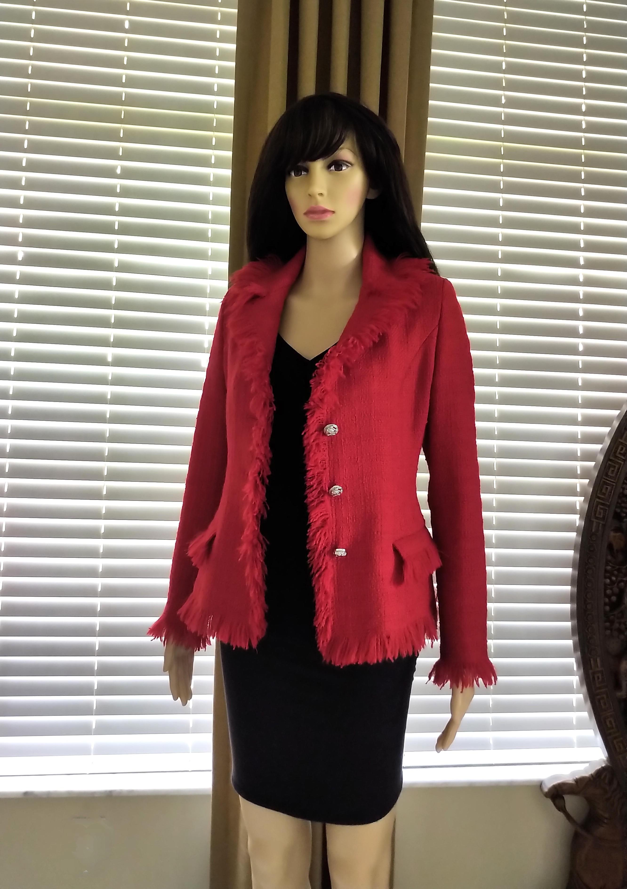 Gianni Versace 1990's Medusa Lipstick Red Tweed Fringe Fitted Jacket IT 38/ 2 4 For Sale 2