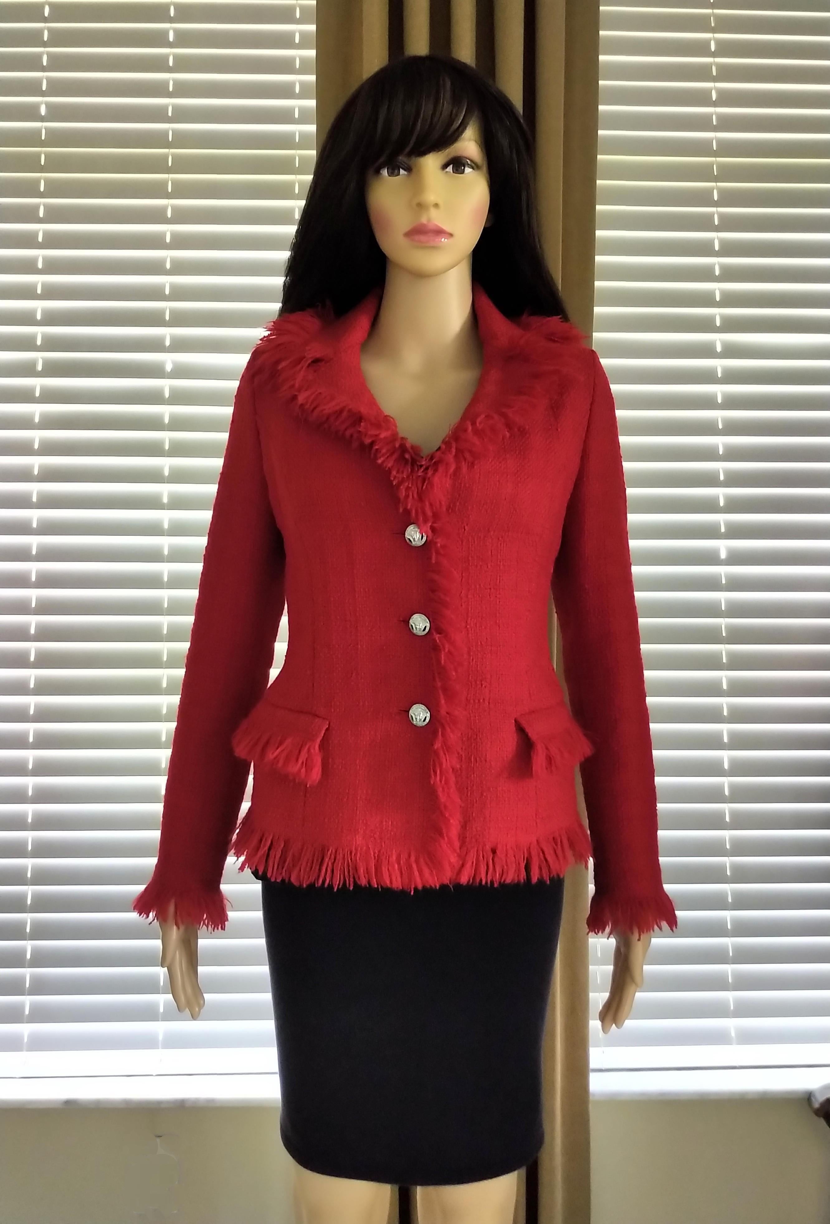 Gianni Versace 1990's Medusa Lipstick Red Tweed Fringe Fitted Jacket IT 38/ 2 4 For Sale 3