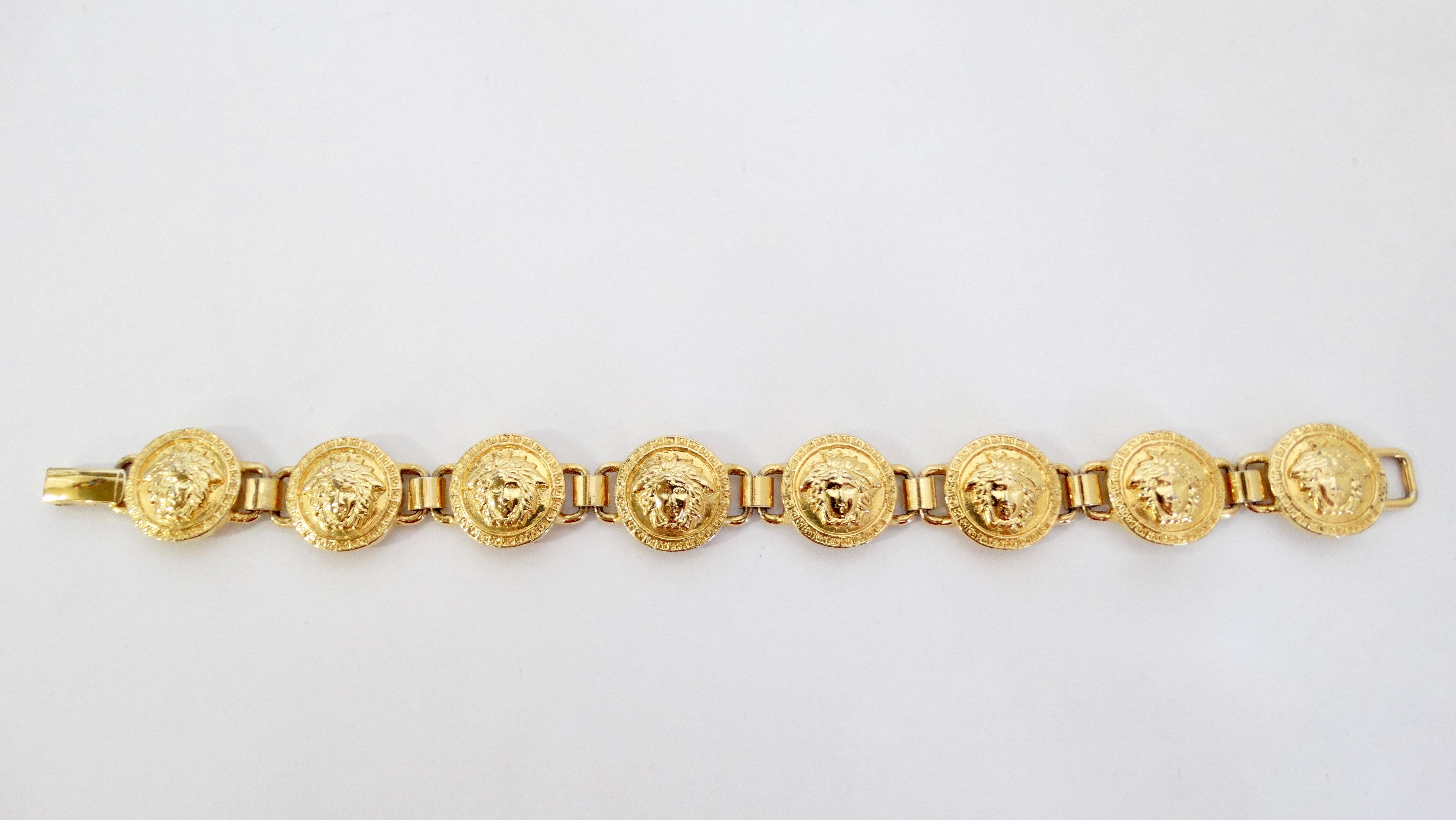 Ajoutez du Versace à votre collection de bijoux avec ce superbe bracelet ! Datant des années 1990, ce bracelet à maillons Versace est plaqué or et comporte des médaillons ornés de la tête de Méduse et de la clé grecque. Comprend une fermeture à