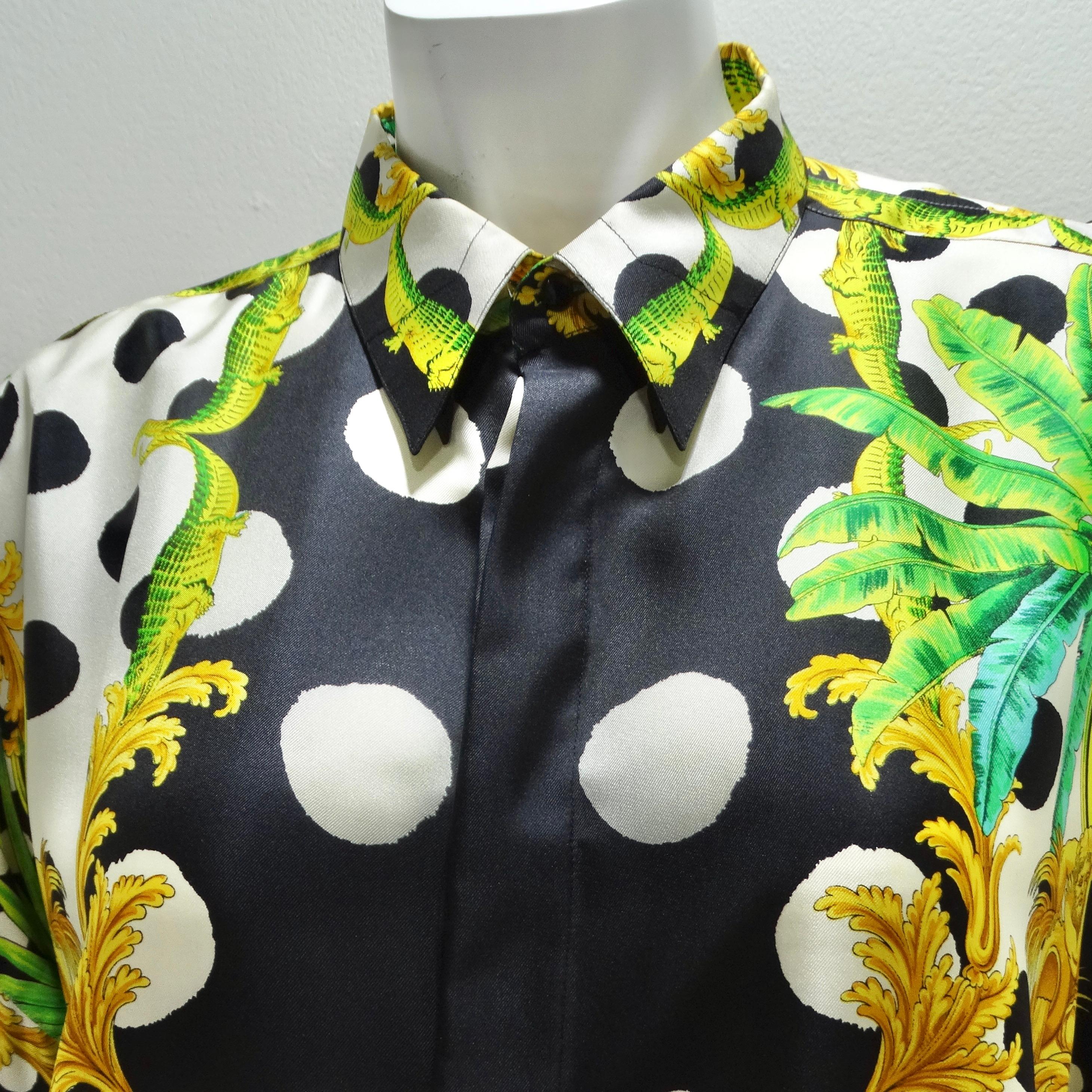 Voici l'emblématique chemise imprimée en soie de la Collection Miami 1990 de Gianni Versace, une pièce étonnante qui capture l'essence de l'esthétique audacieuse et vibrante de Versace. Confectionnée en soie luxueuse, cette chemise à col boutonné