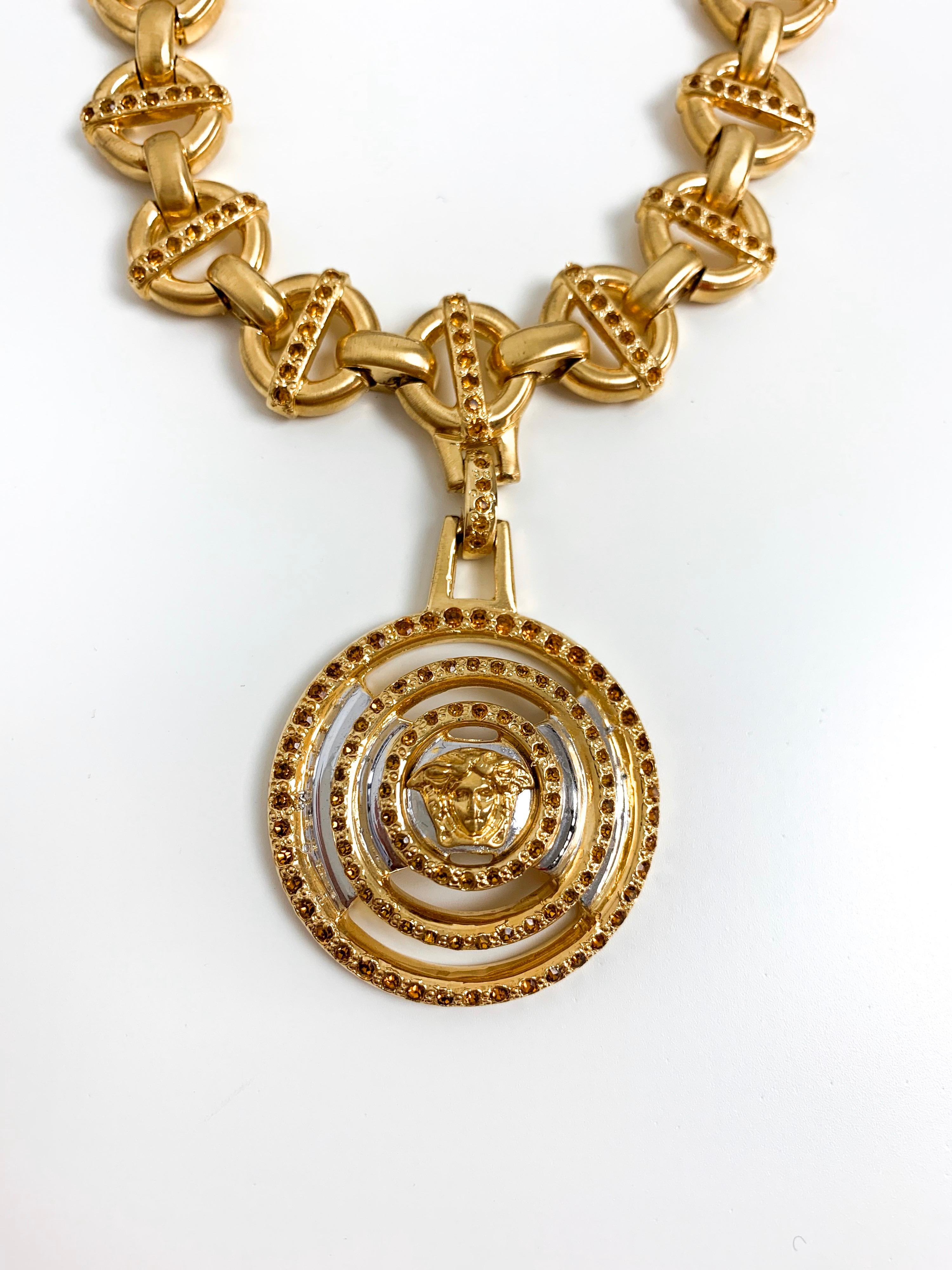 Gianni Versace 1990er Halskette mit kreisförmigem Medusa-Kopf-Anhänger  für Damen oder Herren im Angebot