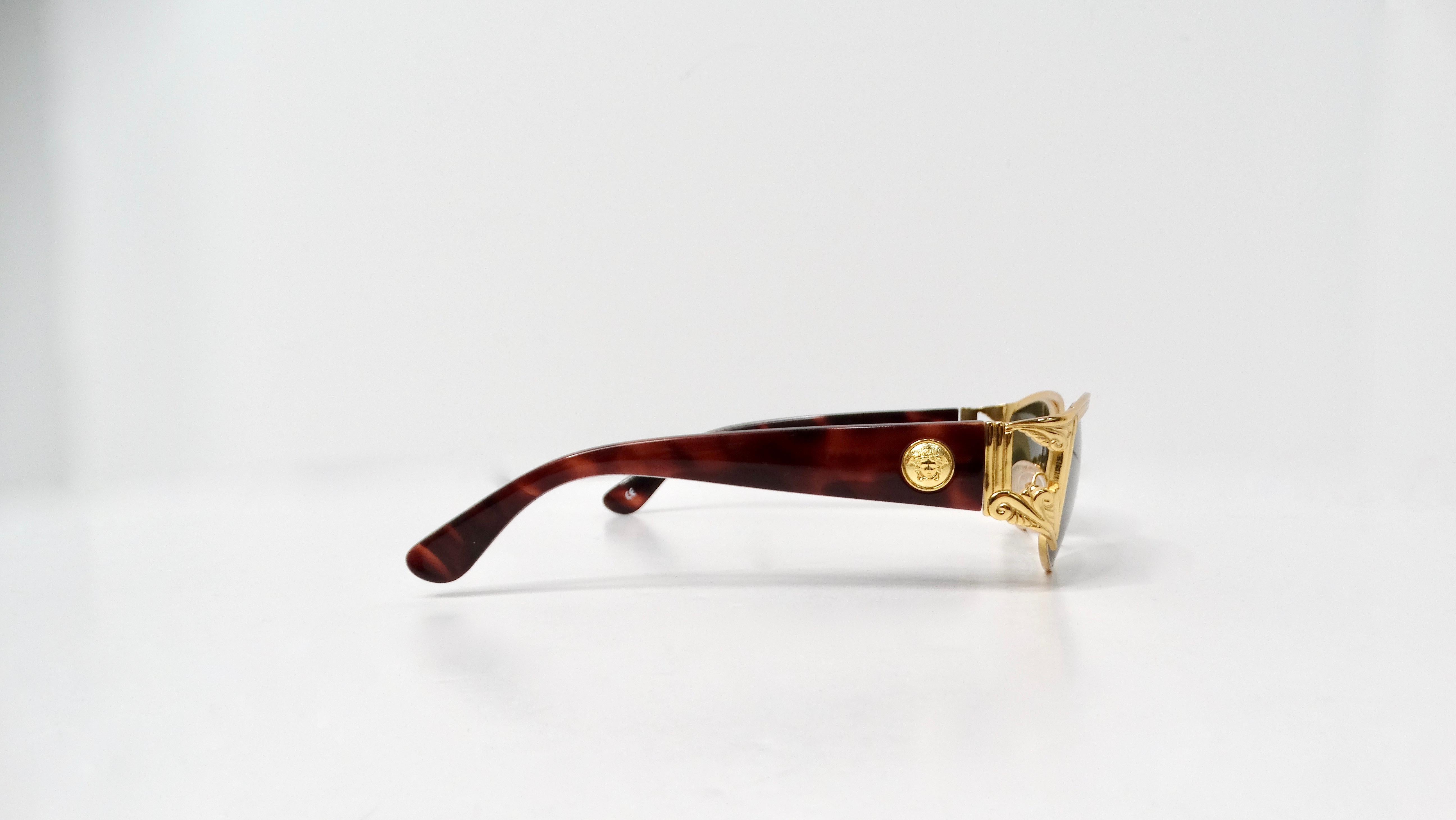 Gianni Versace 1990s S.62 Tortoise and Gold-Tone Green Tinted Sunglasses In Good Condition For Sale In Scottsdale, AZ