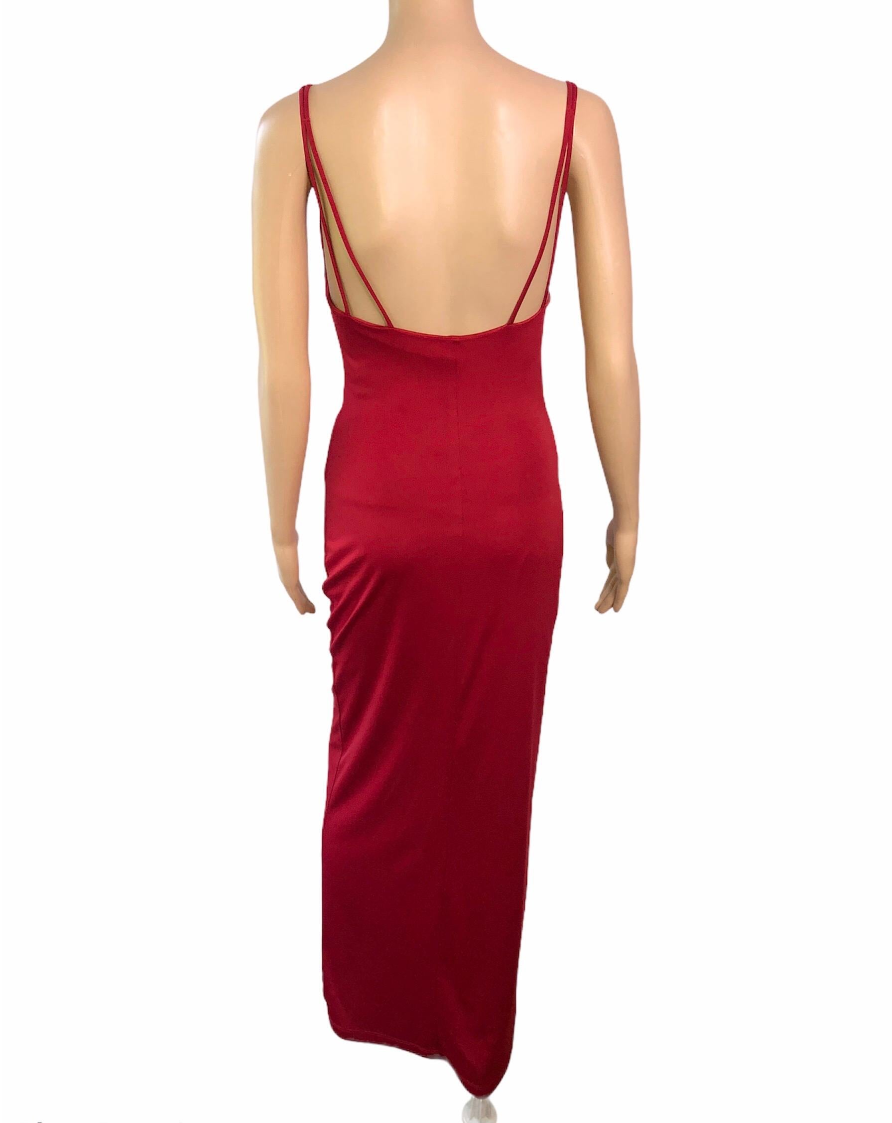Gianni Versace 1990's Vintage Embelli Sheer Panel Red Evening Dress Gown

La robe de soirée rouge de Gianni Versace présente un panneau frontal transparent, des embellissements et une fente haute sur le devant. Veuillez noter que les étiquettes de
