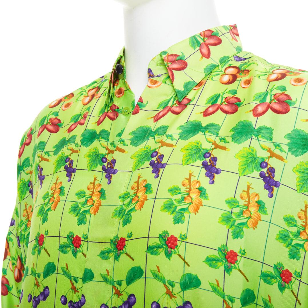 GIANNI VERSACE 1990's Vintage neon green fruit print silk shirt IT48 M
Reference: TGAS/E00155
Brand: Versace
Designer: Gianni Versace
Material: Silk
Color: Green, Multicolour
Pattern: Photographic Print
Closure: Button
Made in: