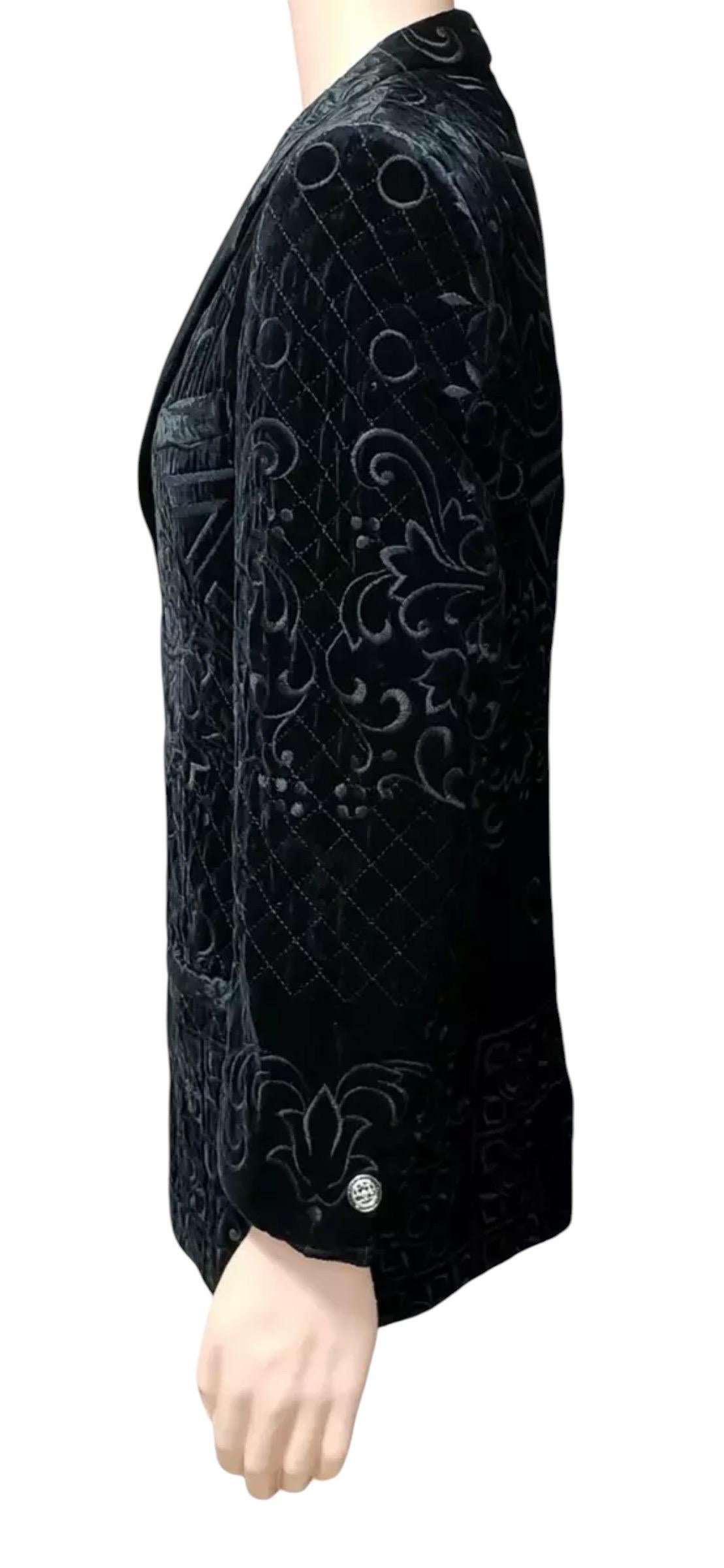 RARE VINTAGE GIANNI VERSACE BLACK VELVET BRAZER with EMBROIDERY.
Circa 1991
This black velvet blazer from Gianni Versace features an embroidery,
quilting and a front button fastening.
Content: 93% viscose, 7% polyester
Shoulder to shoulder 19
