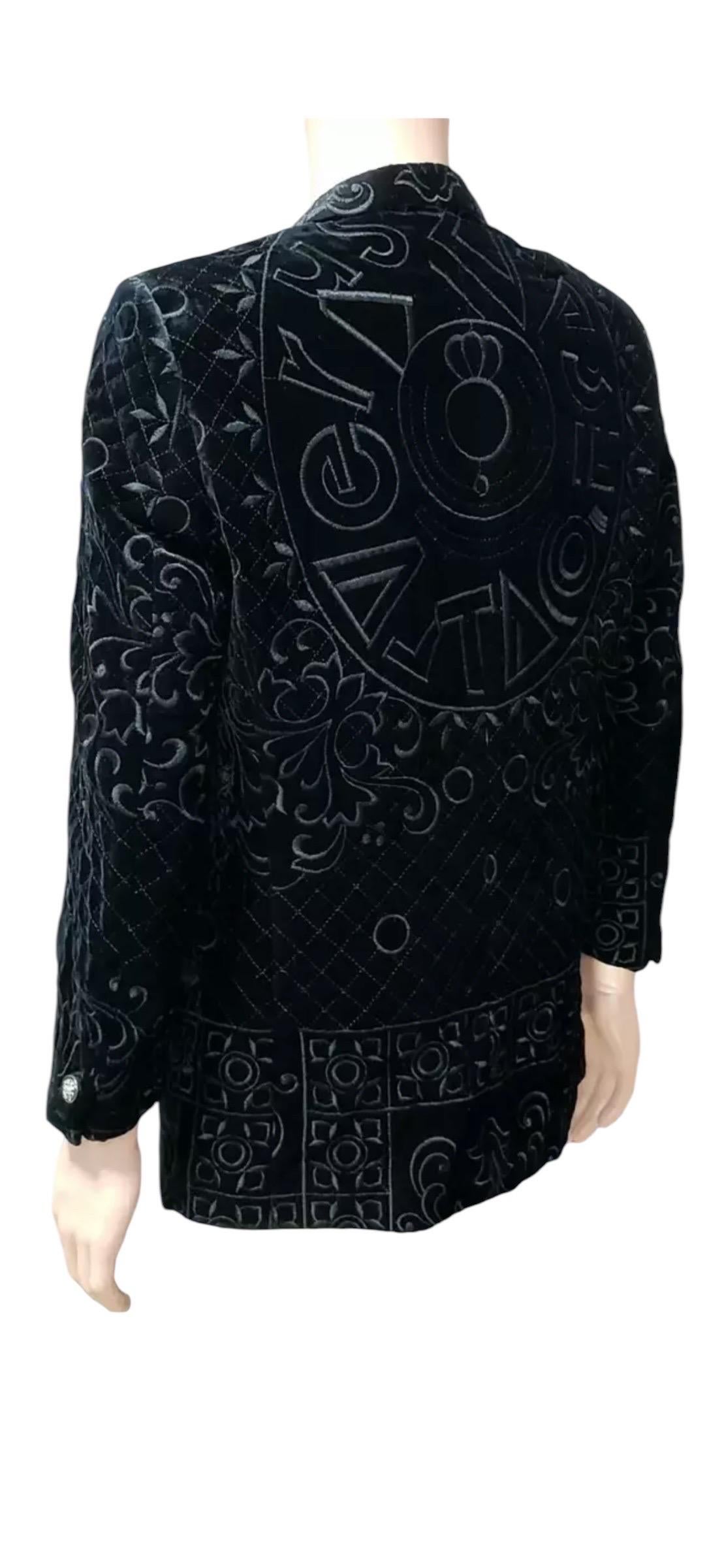 Men's Gianni Versace 1991 Vintage Black Velvet Brazer with Embroidery for Men For Sale