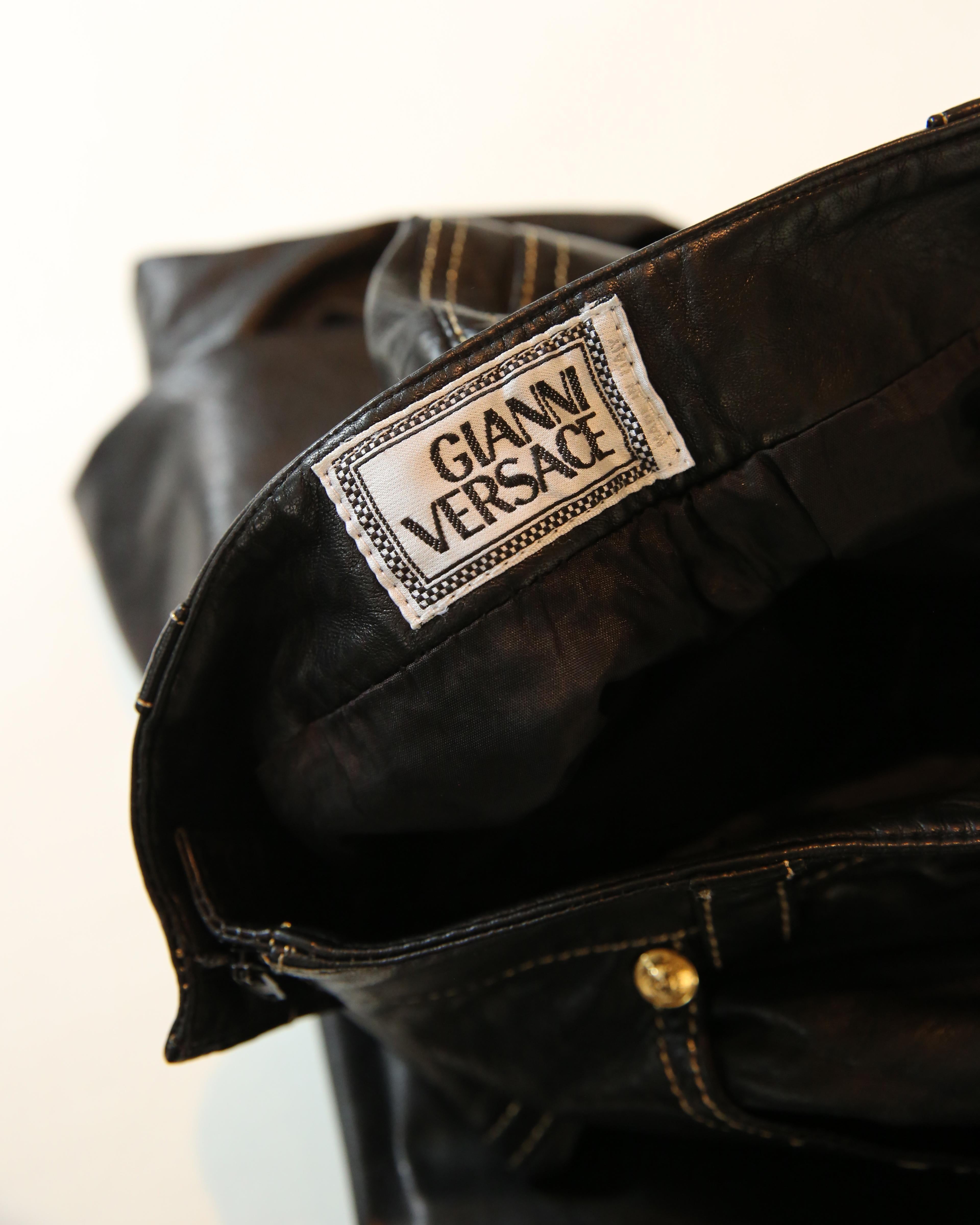 Gianni Versace 1992 Schwarze Hose aus hoch tailliertem Leder mit Goldstickereien aus Medusa IT38 im Angebot 8