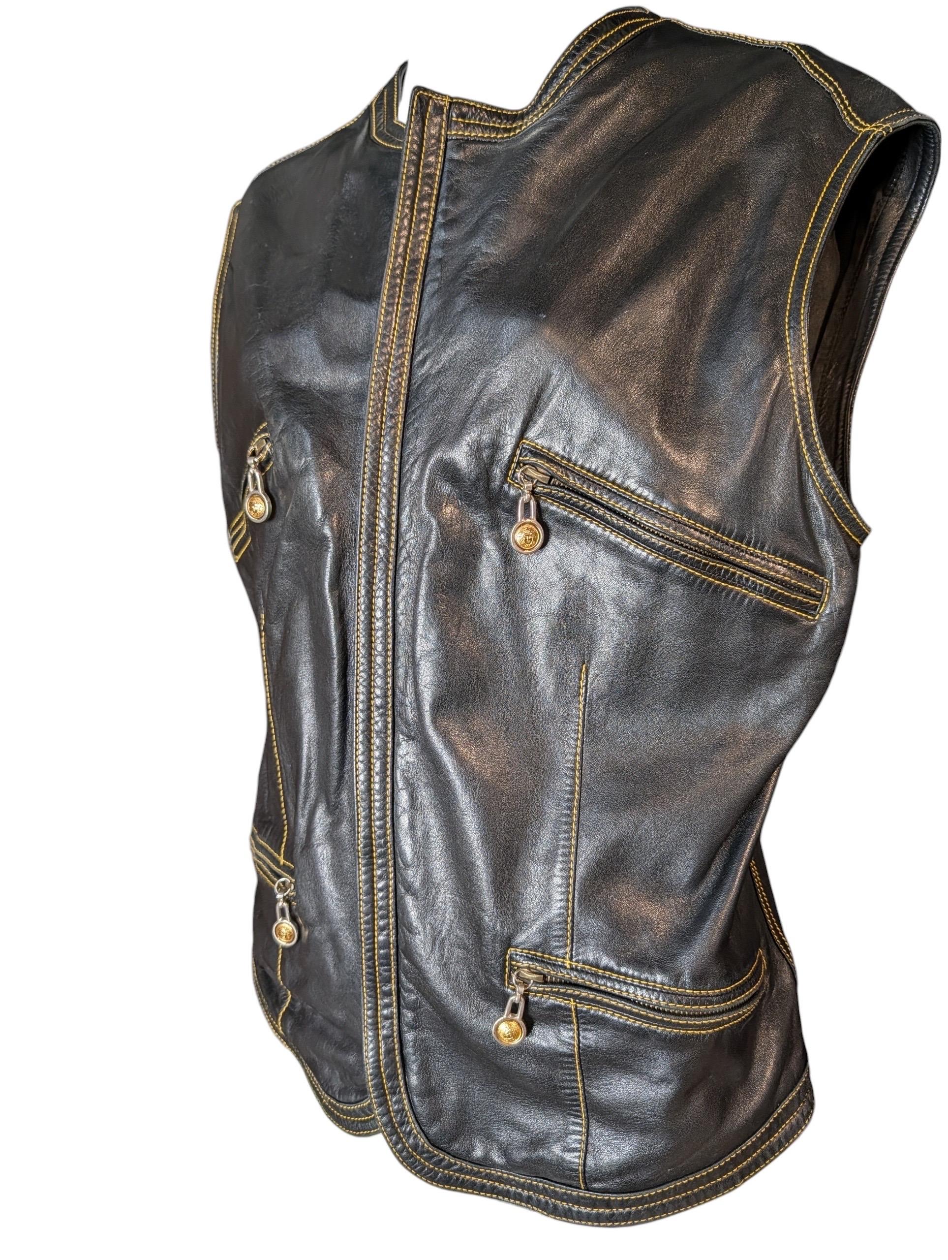 Gianni Versace 1992 Schwarze Lederweste mit Medusa-Reißverschlüssen - Seltenes Vintage-Stück im Angebot 1