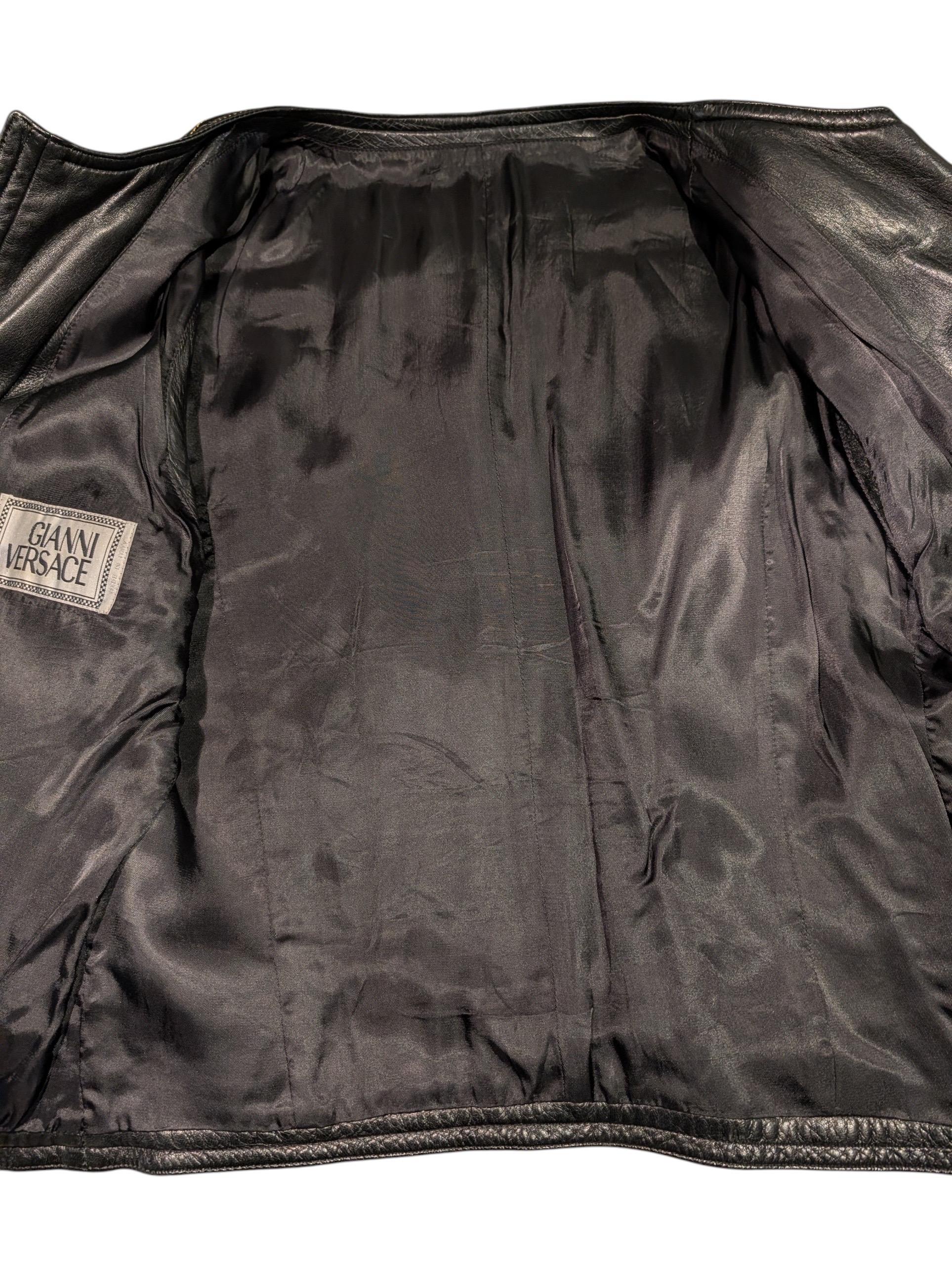 Gianni Versace 1992 Schwarze Lederweste mit Medusa-Reißverschlüssen - Seltenes Vintage-Stück im Angebot 4