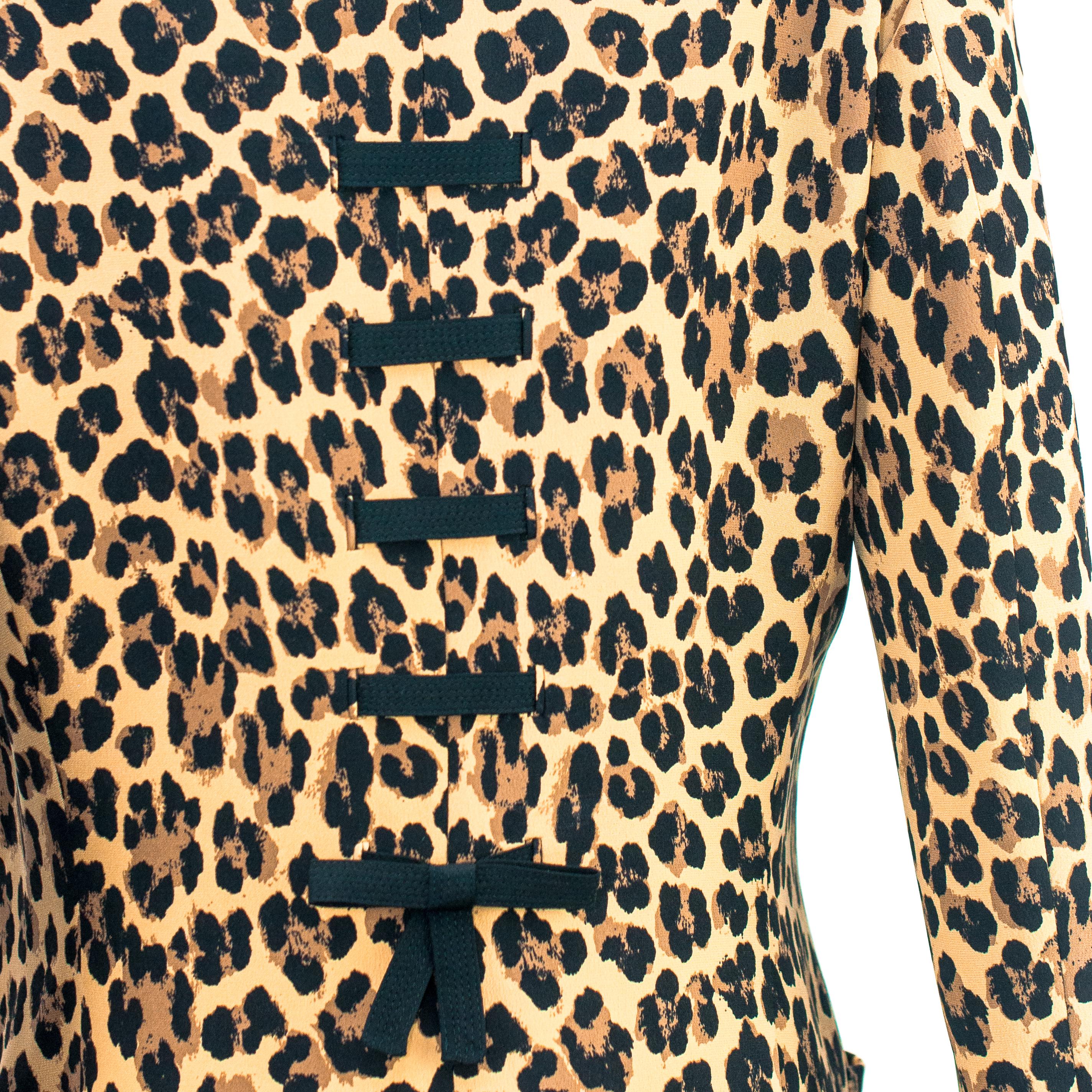 Gianni Versace 1992 Runway Leopard Print Silk Blazer size 40 In Excellent Condition In London, GB