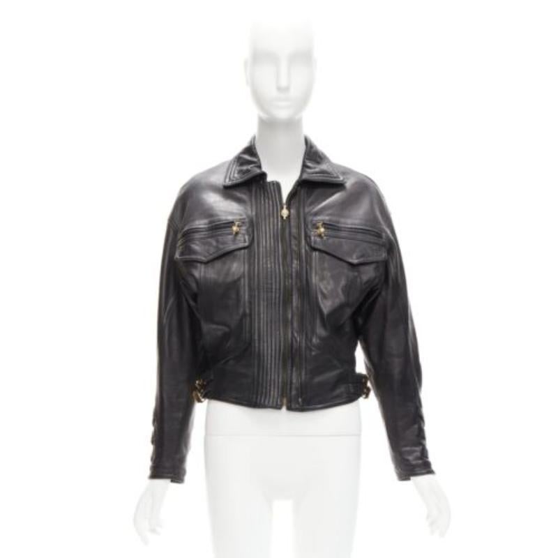 Gianni Versace 1992 A&M in pelle nera con fibbia bondage oro bomber IT38 XS in vendita 6