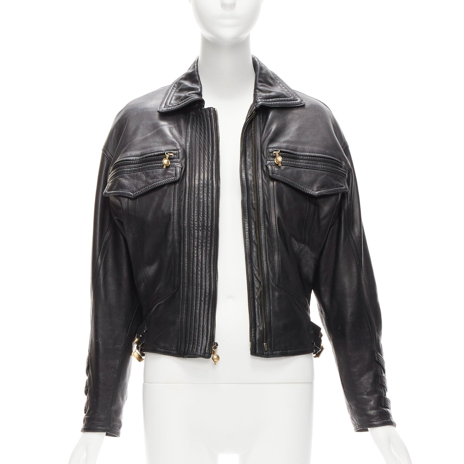 GIANNI VERSACE 1992 S&M black leather gold bondage buckle bomber IT38 XS
Reference: TGAS/D00922
Brand: Gianni Versace
Designer: Gianni Versace
Collection: 1992 S&M
Material: Leather
Color: Black, Gold
Pattern: Solid
Closure: Zip
Lining: Black