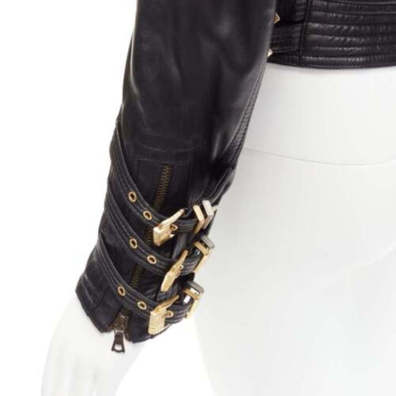Gianni Versace 1992 A&M in pelle nera con fibbia bondage oro bomber IT38 XS
Riferimento: TGAS/D00922
Marchio: Gianni Versace
Designer: Gianni Versace
Collection'S: 1992 S.I.M.
Materiale: Pelle
Colore: Nero, Oro
Modello: Tinta unita
Chiusura:
