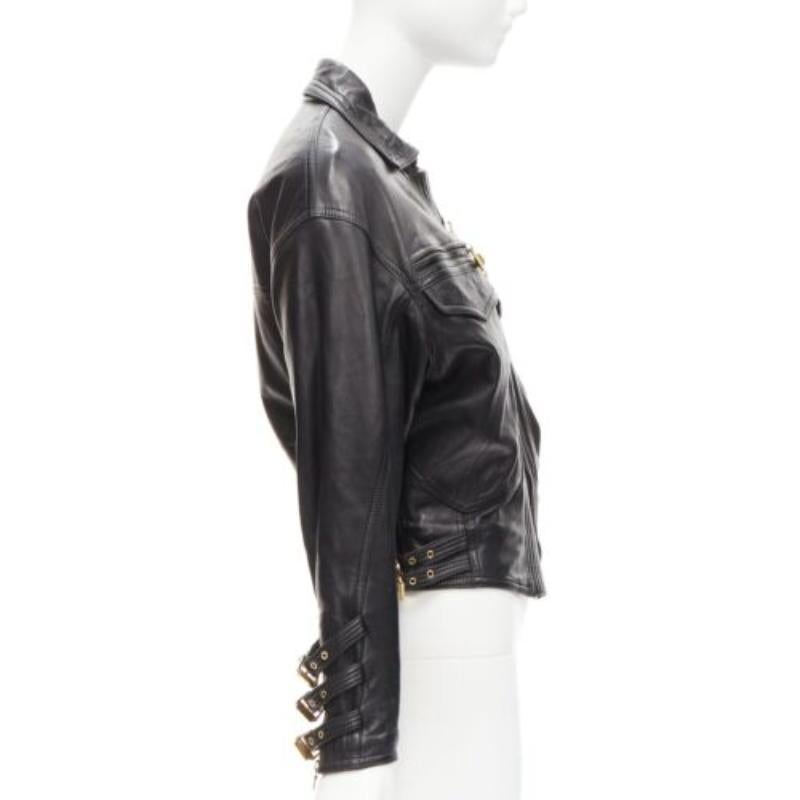 Donna Gianni Versace 1992 A&M in pelle nera con fibbia bondage oro bomber IT38 XS in vendita
