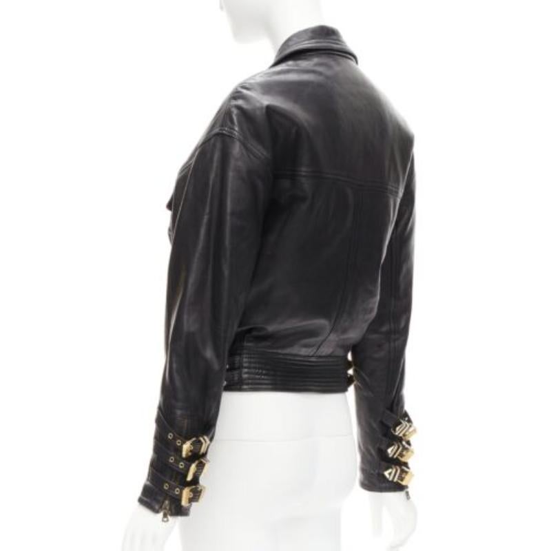 Gianni Versace 1992 A&M in pelle nera con fibbia bondage oro bomber IT38 XS in vendita 2