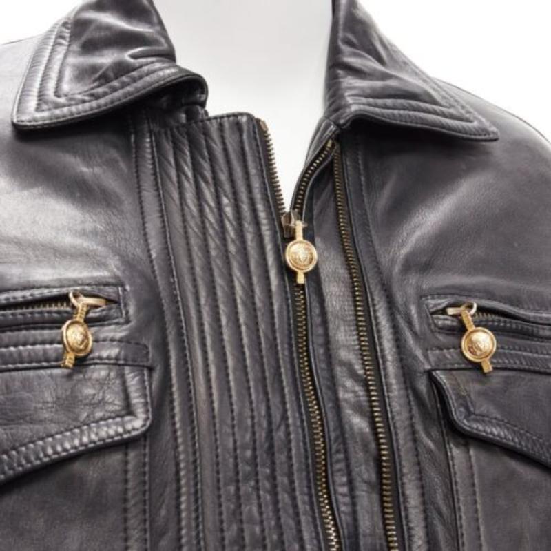 Gianni Versace 1992 A&M in pelle nera con fibbia bondage oro bomber IT38 XS in vendita 3