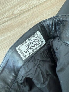 GIANNI VERSACE 1992 Falda de cuero vintage S&M Bondage Hebilla de oro