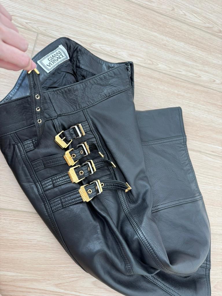 Nero Gianni Versace 1992 Gonna vintage in pelle A&M Bondage con fibbia d'oro in vendita