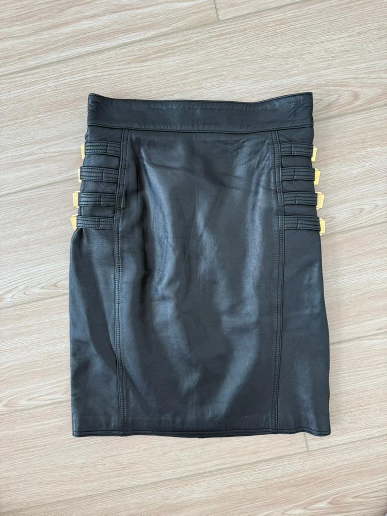 Gianni Versace 1992 Gonna vintage in pelle A&M Bondage con fibbia d'oro In condizioni ottime in vendita a Leonardo, NJ