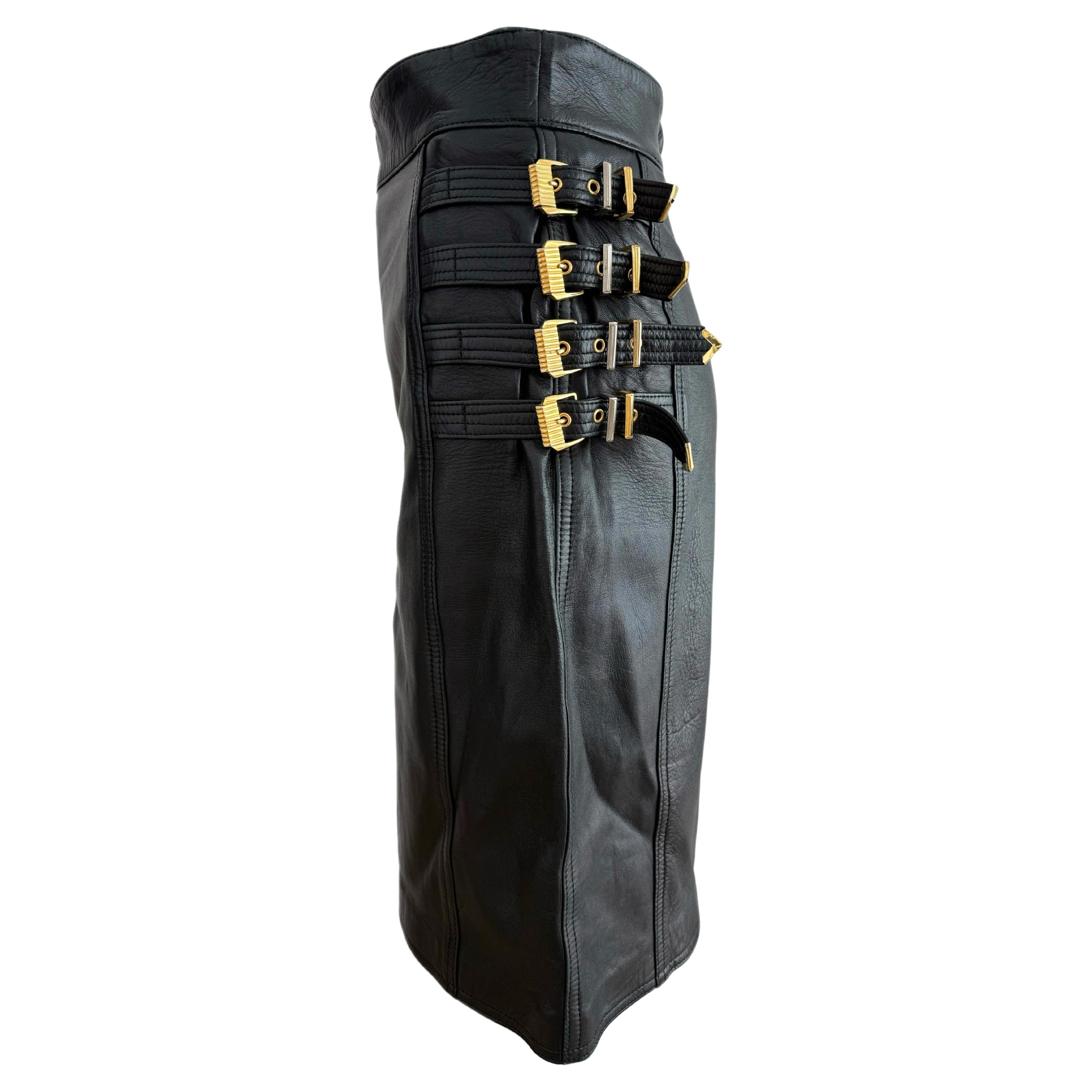 Gianni Versace 1992 Gonna vintage in pelle A&M Bondage con fibbia d'oro in vendita
