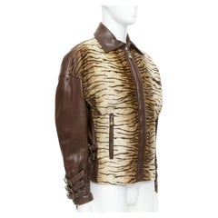 GIANNI VERSACE 1992 Giacca bomber vintage in pelle con fibbia bondage in stile S&M, taglia IT48 M